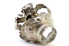 A Silver couronne de la Vierge Marie avec reliefs d'acanthes, découpes et fleuron en forme de colombe.