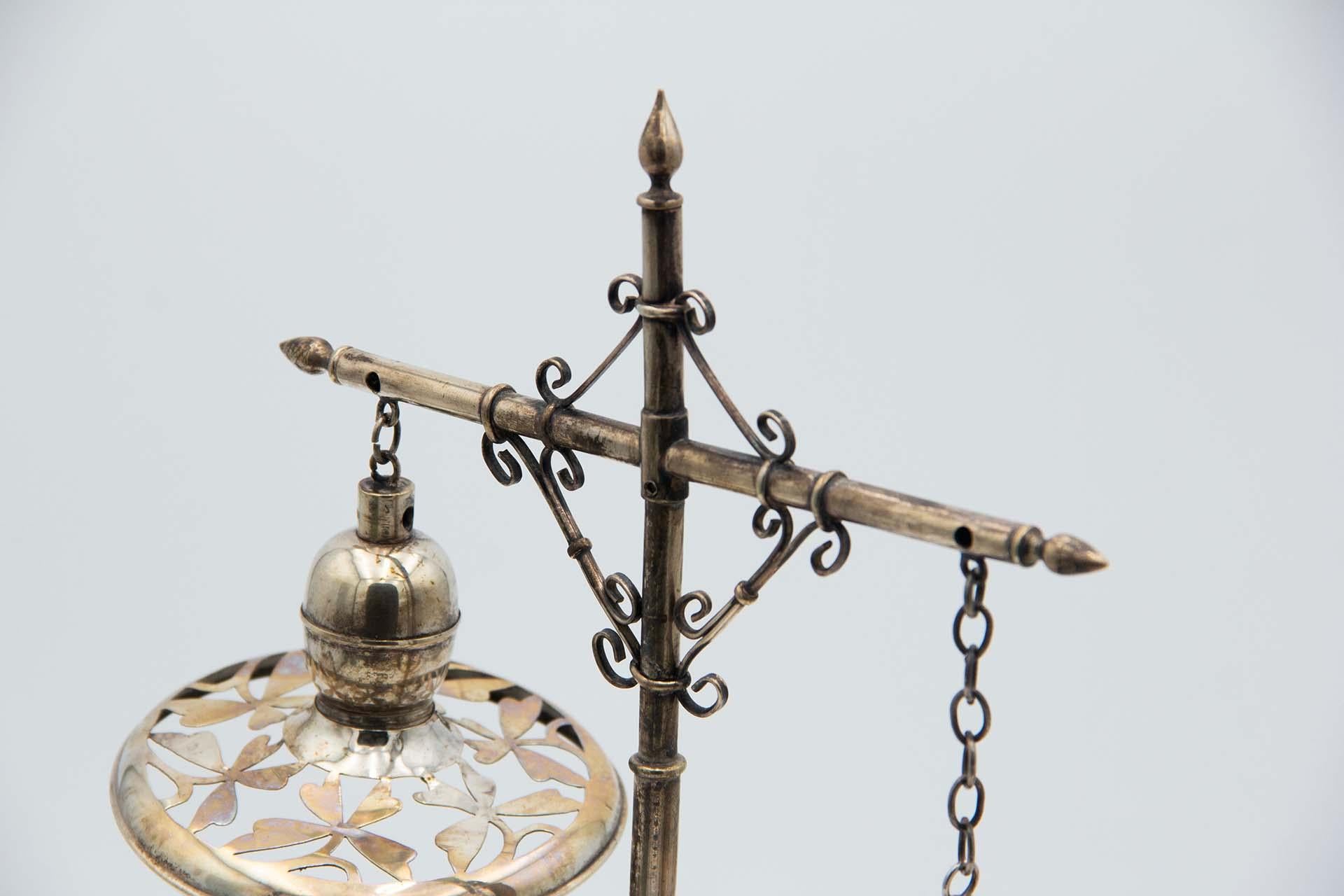 European Silver crucifix-shaped lamp For Sale