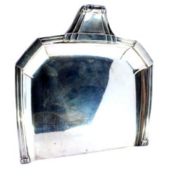 Silberner Krümelfänger mit Friesen, Reliefs und einem Griff mit Locken