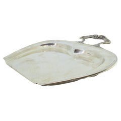 Silberner Krümelfänger mit Perlrand und Reliefs am Griff