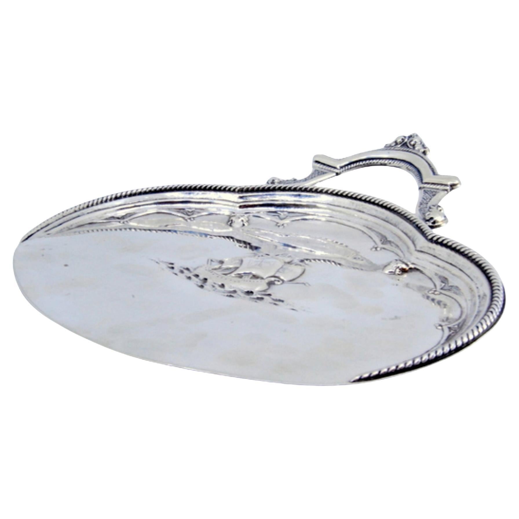 Silberner Krümelfänger mit Segelkaravelle, Kordelfries und Applikationen