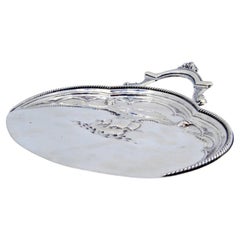 Silberner Krümelfänger mit Segelkaravelle, Kordelfries und Applikationen