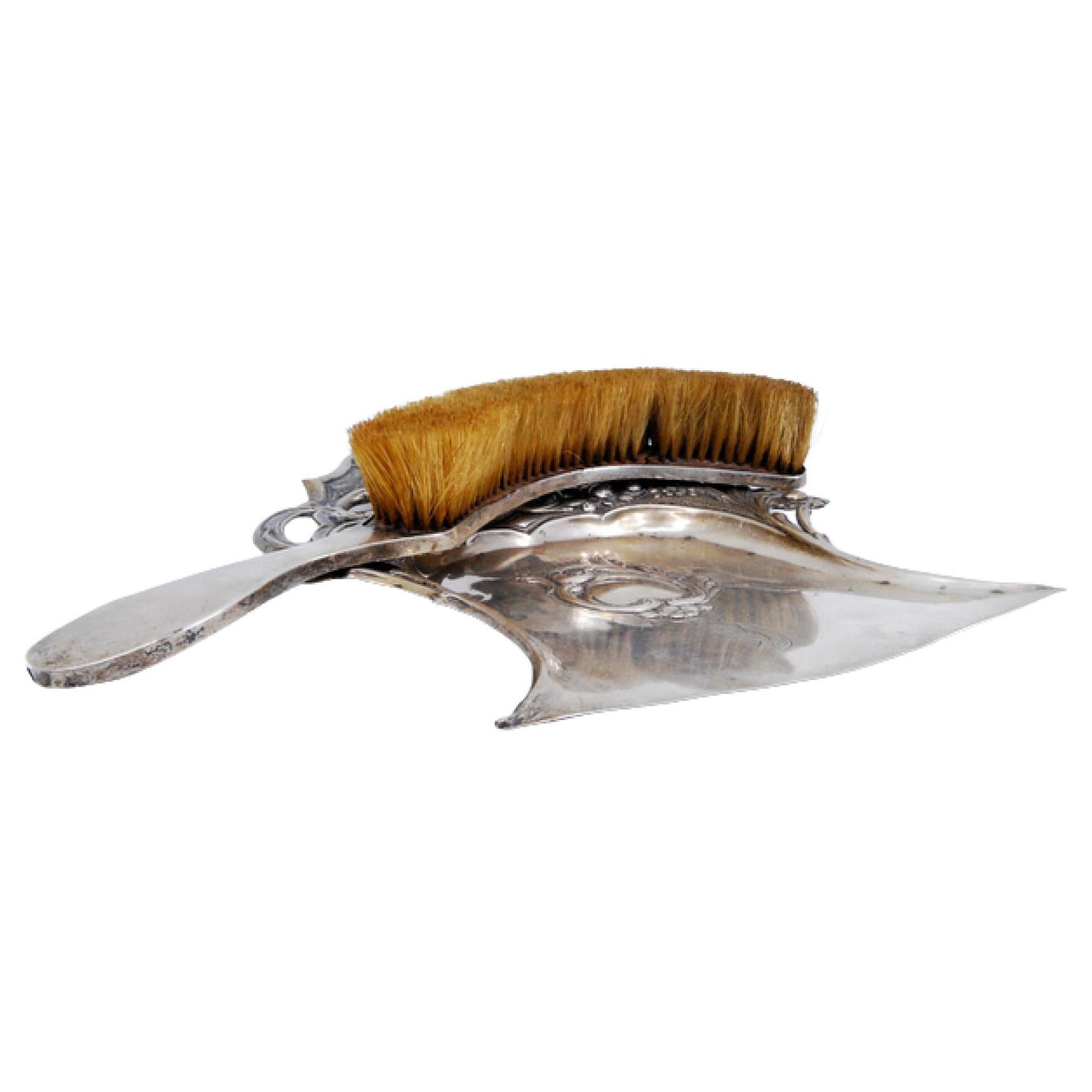 Silbernes Krümelset mit Blumen und Girlanden um Monogramm-Karte