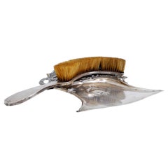 Silbernes Krümelset mit Blumen und Girlanden um Monogramm-Karte