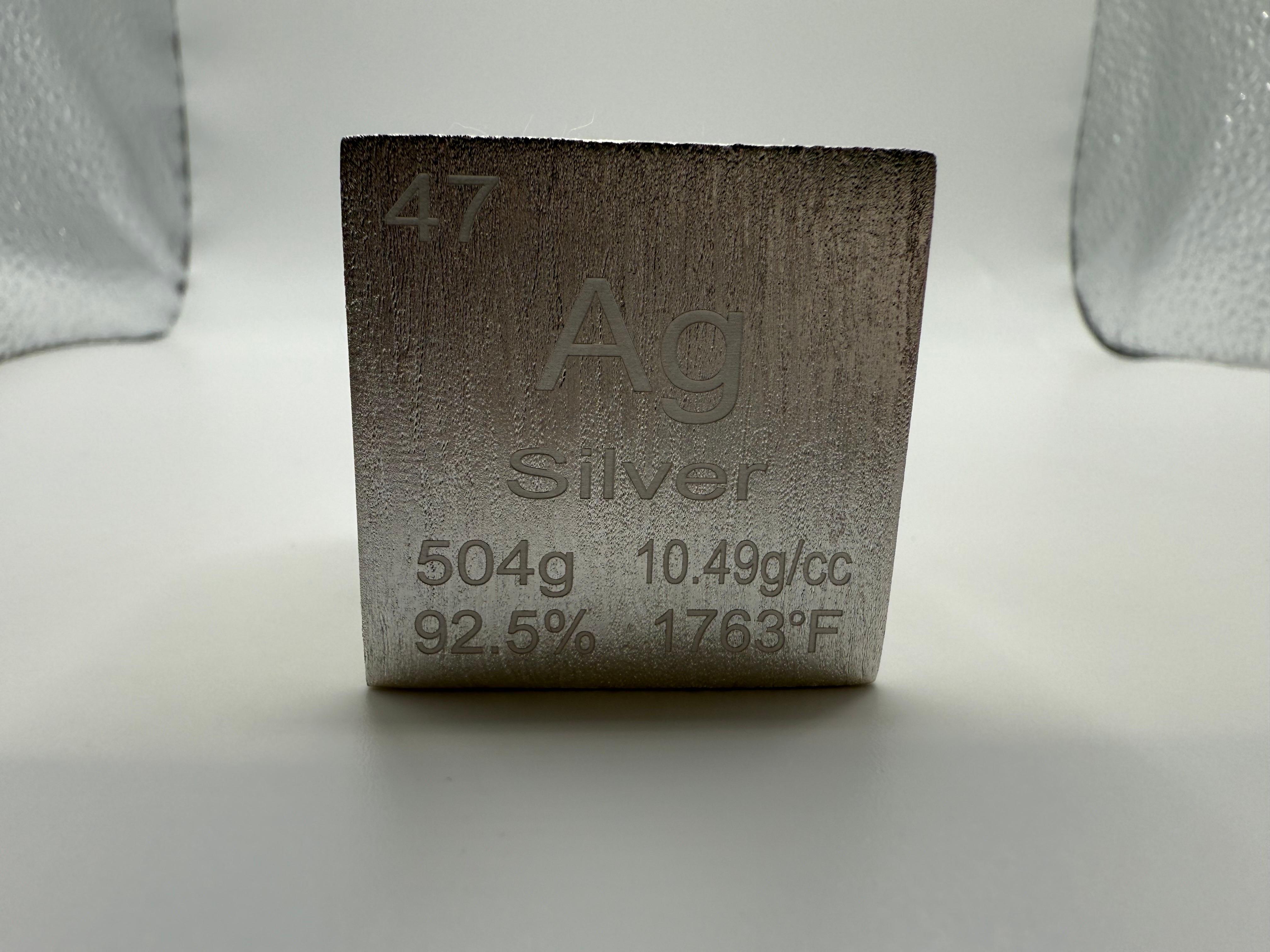 Une pièce de collection unique, un cube en argent fabriqué à partir du tableau périodique des éléments, pesant 504 grammes, un beau cadeau ou une pièce à posséder !

**Tous les articles quittent nos locaux avec un certificat au nom de l'acheteur,