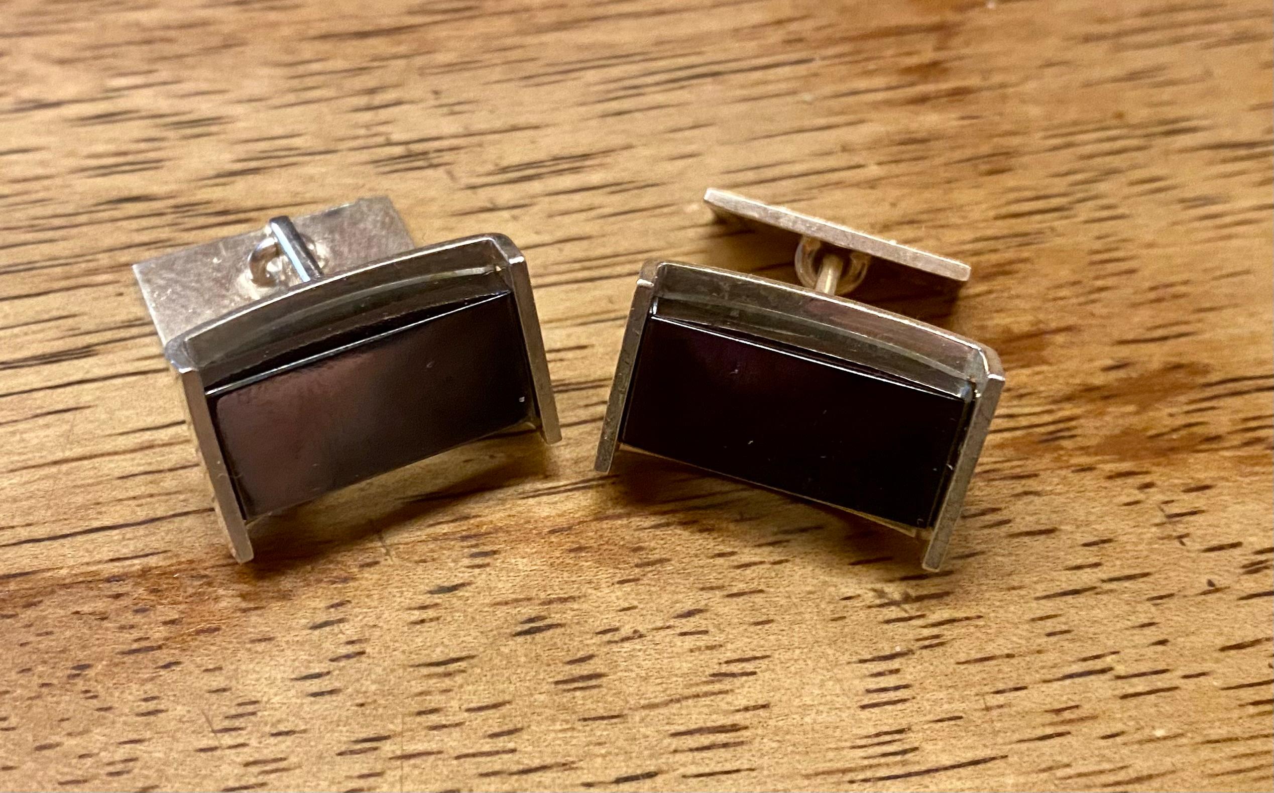 Silver Cufflinks by Elis Kauppi for Kupittaan Kulta, Finland,
Nice stones would be Hematite ?
Made in Finland 1965
813H Silver
Engravings see foto
Great cufflinks
