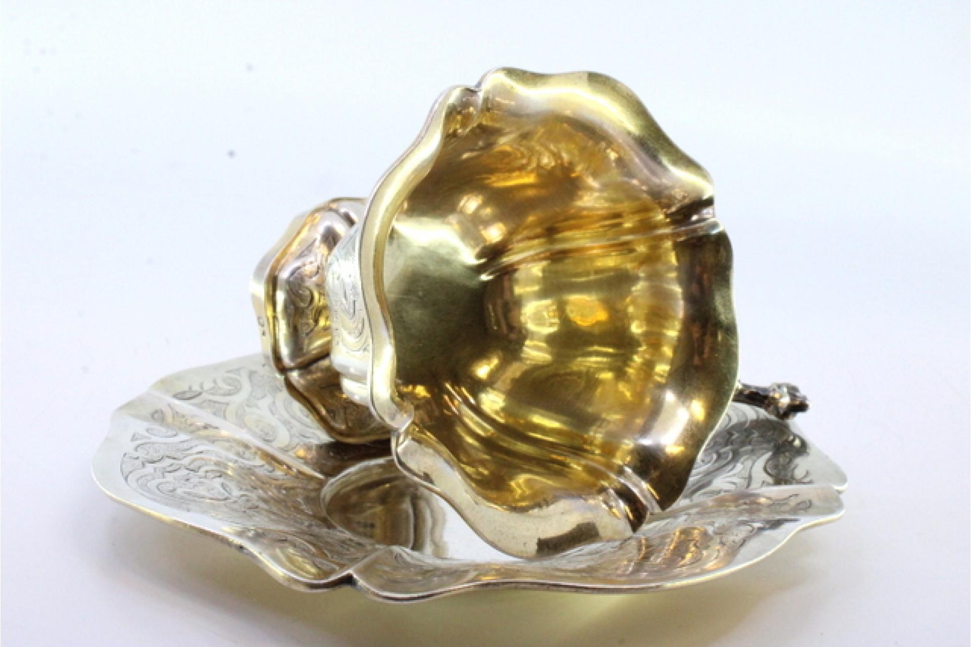 Silver cup and saucer with engraved floral motifs and cutouts on the edges In Good Condition For Sale In Porto, PT