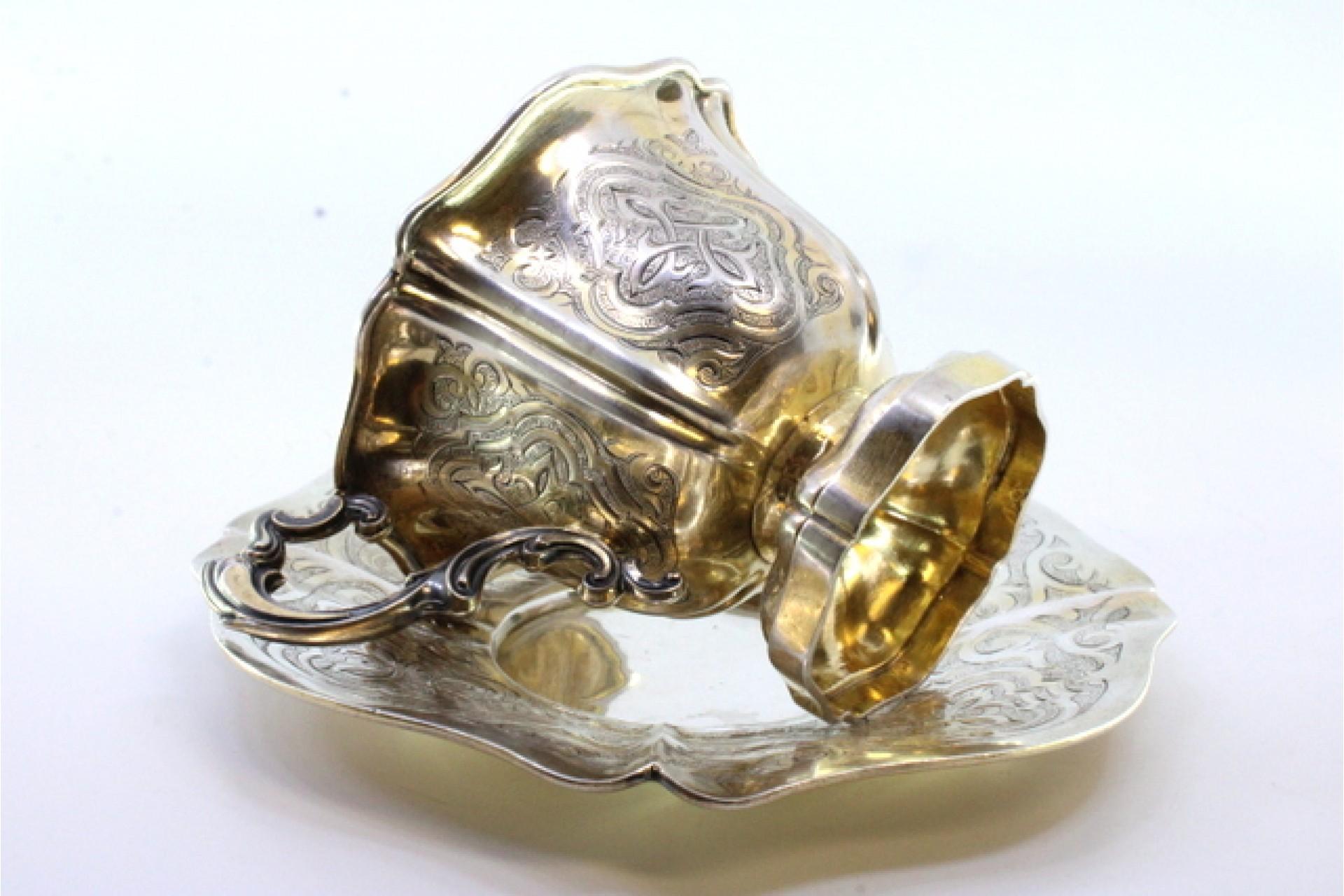 19th Century Silver cup and saucer with engraved floral motifs and cutouts on the edges For Sale