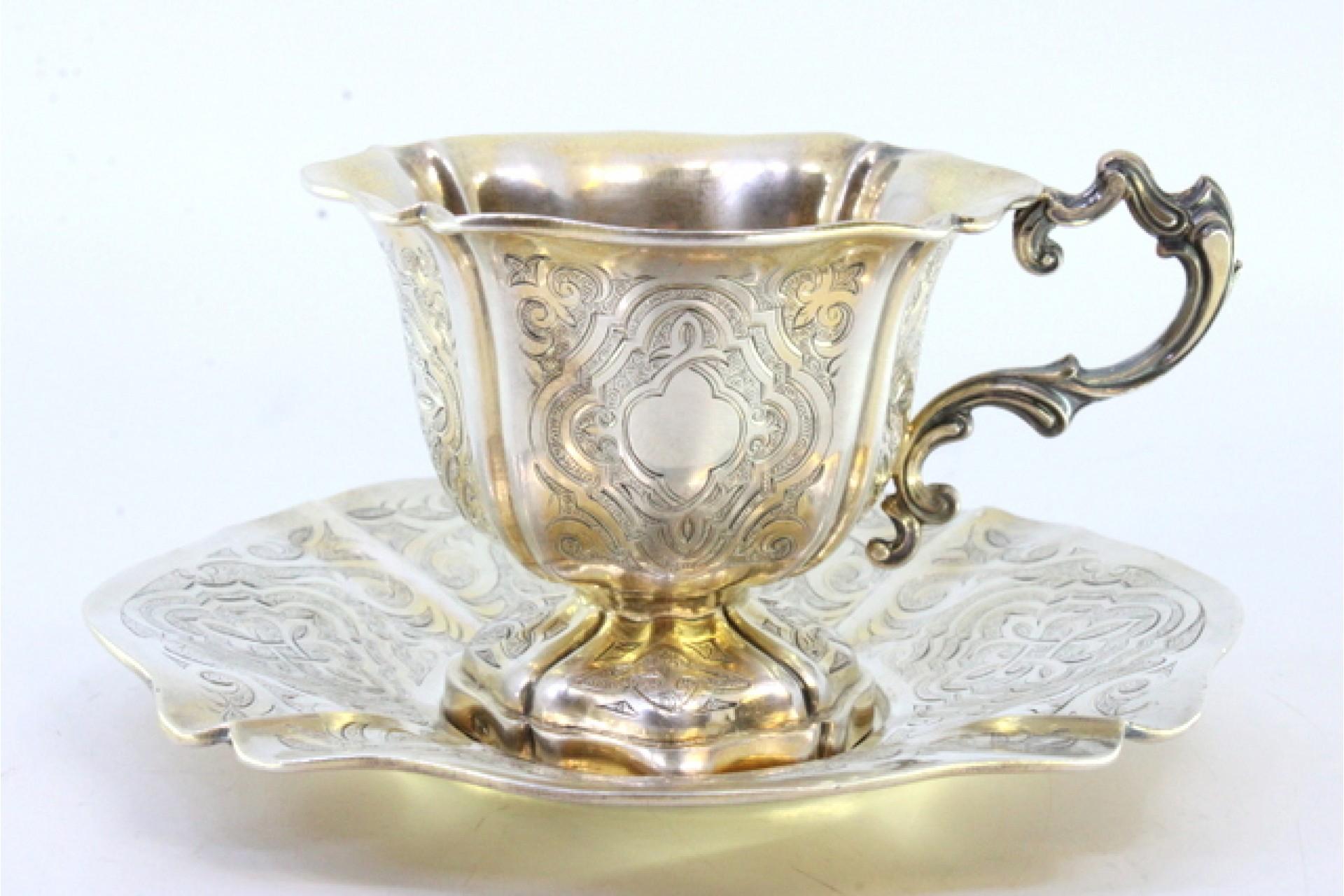 Silver cup and saucer with engraved floral motifs and cutouts on the edges For Sale 2