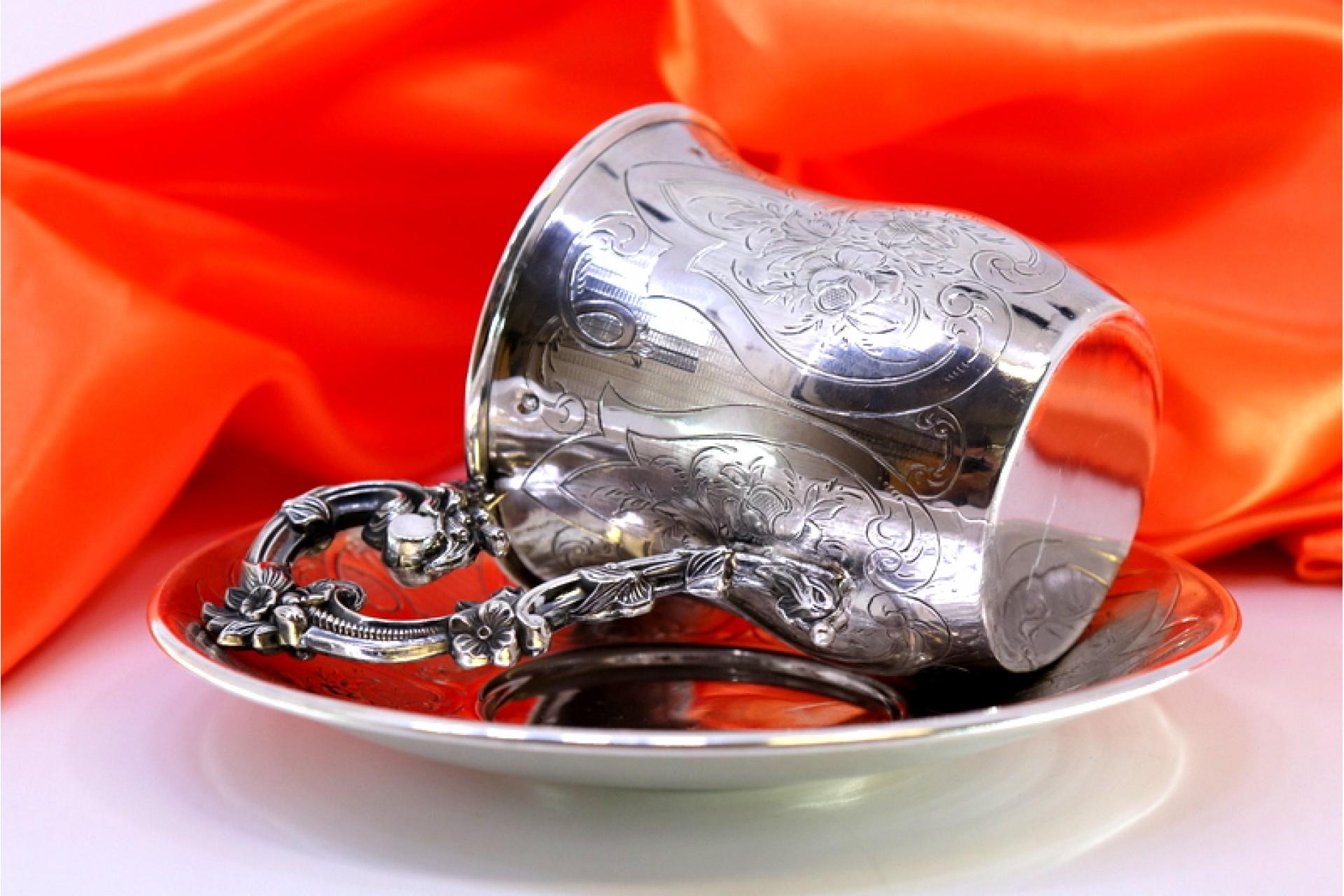 Silver cup and saucer with floral engravings and raised handle details In Good Condition For Sale In Porto, PT