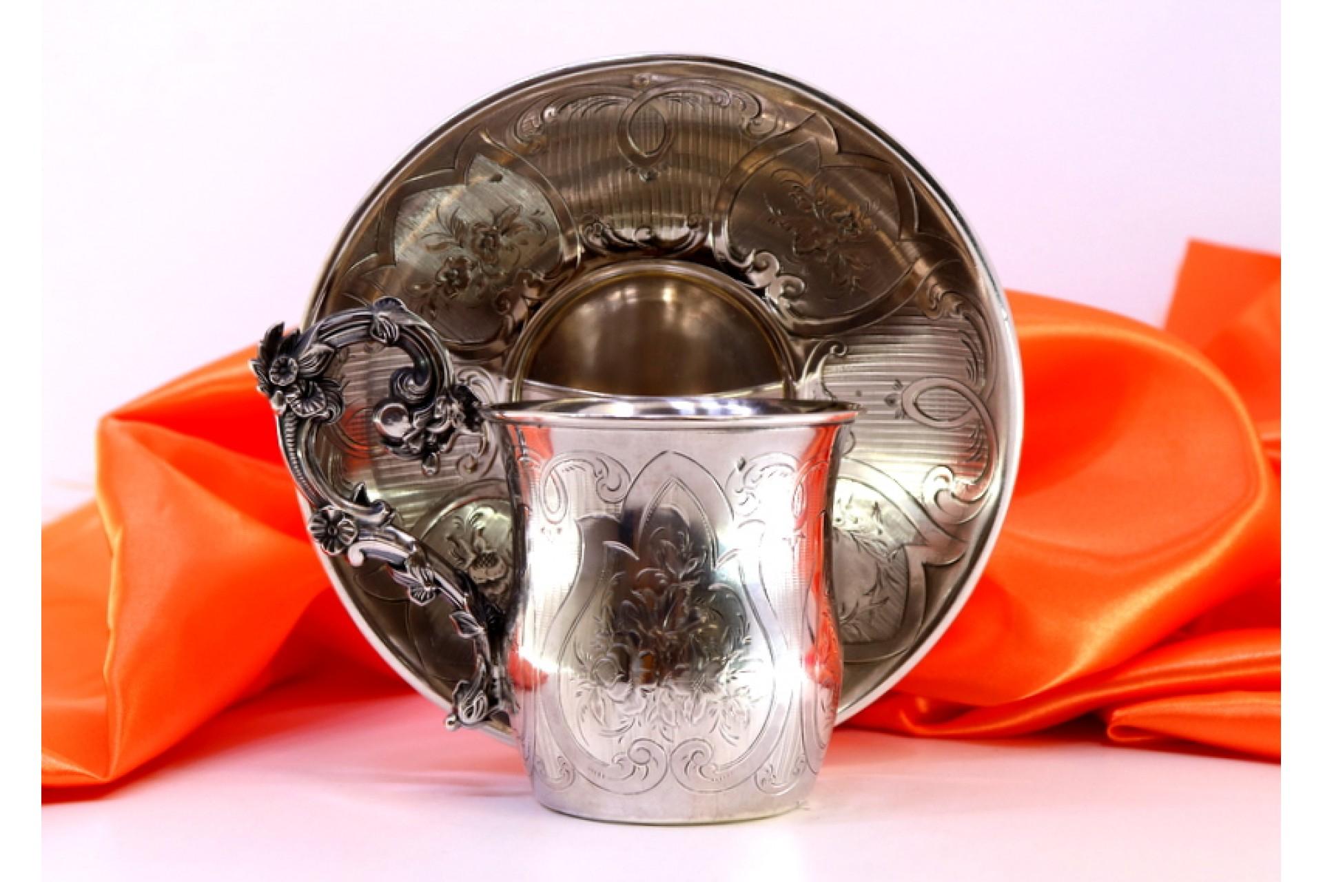 19th Century Silver cup and saucer with floral engravings and raised handle details For Sale