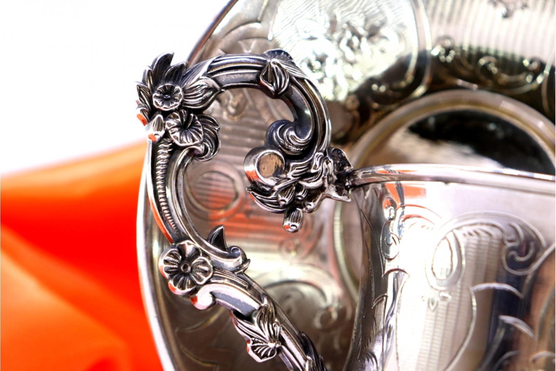 Silver cup and saucer with floral engravings and raised handle details For Sale 1