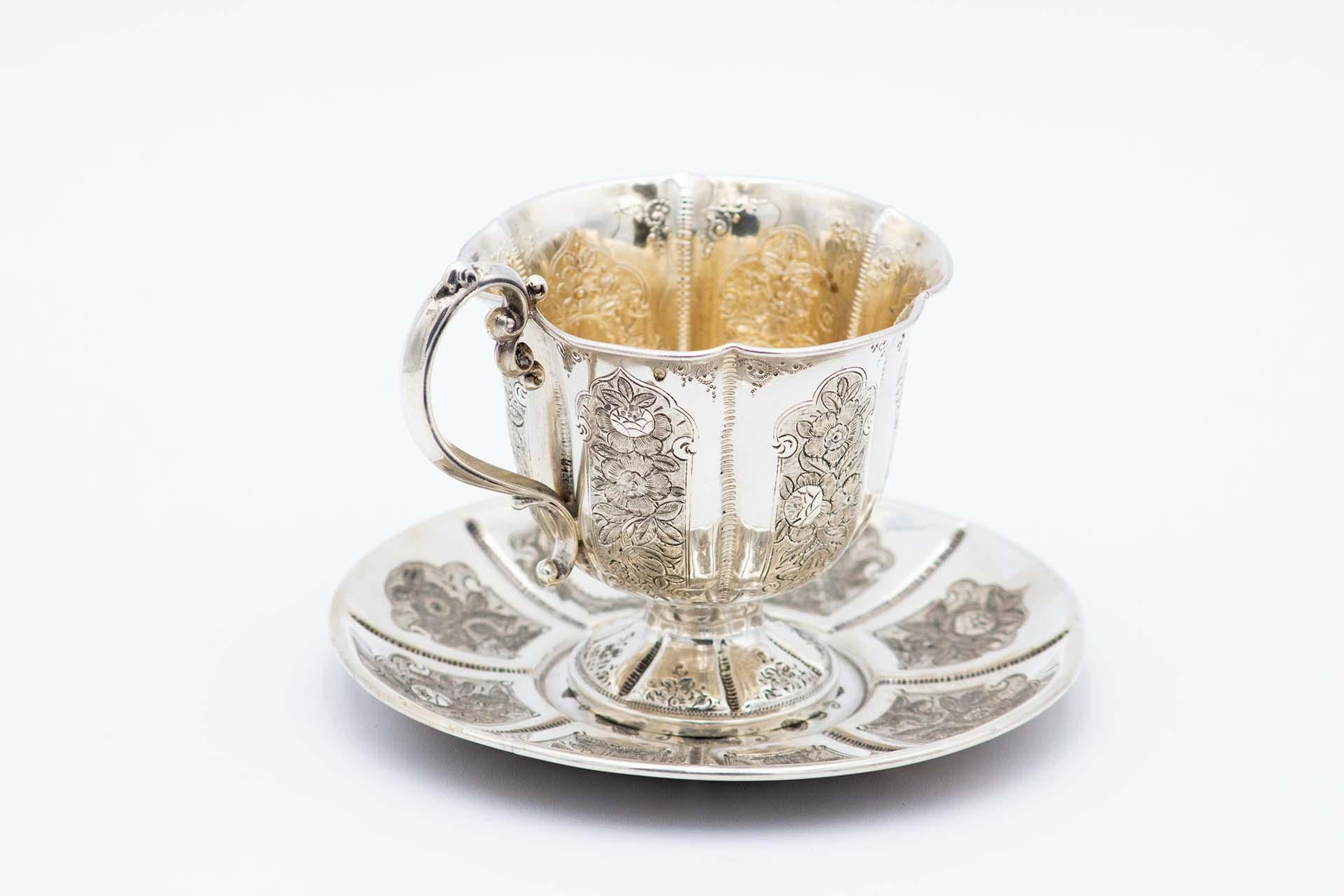 Description : Tasse et soucoupe en argent avec motifs floraux gravés. Métal : Argent. Origine : Français. Marque : Cabeça de Mercury. Poids : 126,58 grammes. Dimensions : Soucoupe 13.1cmx1.3cm  . Contenu : 950/1000. Marque de contrôle : Oui, entre