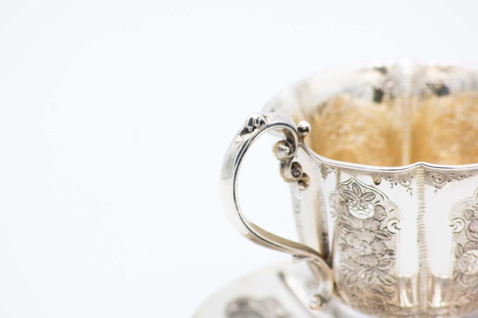 Européen Silver cup and saucer with floral motifs en vente