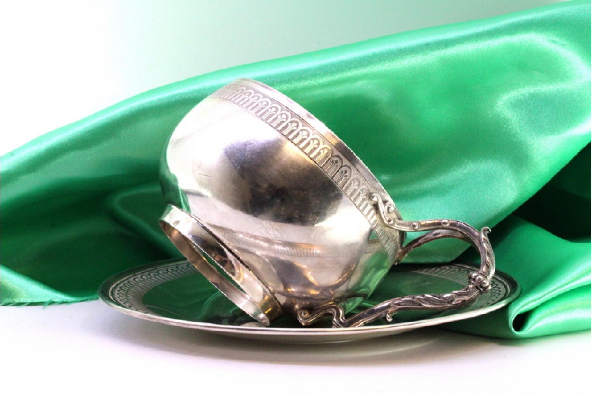 Beschreibung: Silberne Tasse und Untertasse mit erhabenen Rändern am Rand und einem geschwungenen Henkel. Metall: Silber. Herkunft: Französisch. Marke: Tête Minerve. Gewicht: 305,58 Gramm. Abmessungen: Untertasse - 15,5x15,5cm Tasse - 13x9cm.