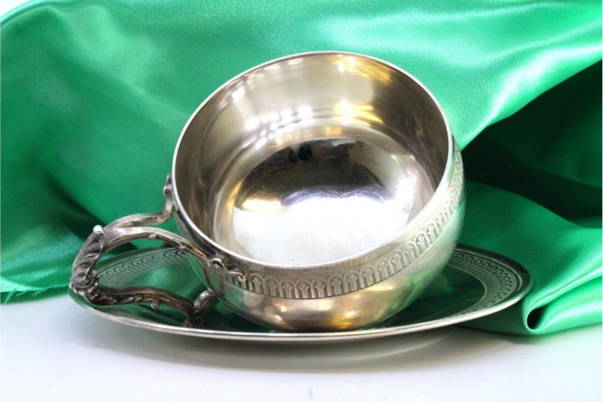 Silver cup and saucer with raised friezes on the edge and cut-out handle (Europäisch) im Angebot