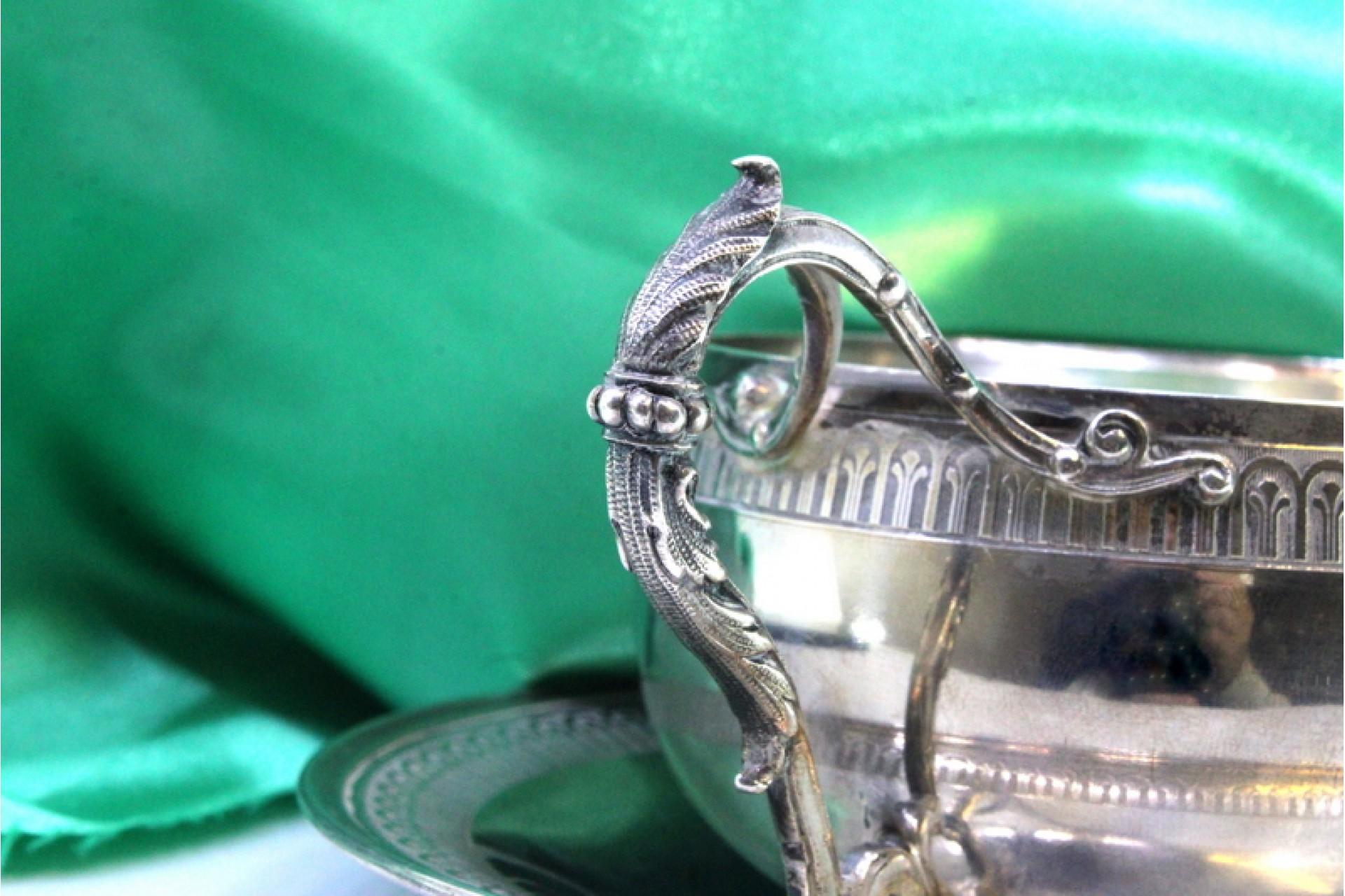 Silver cup and saucer with raised friezes on the edge and cut-out handle im Zustand „Gut“ im Angebot in Porto, PT