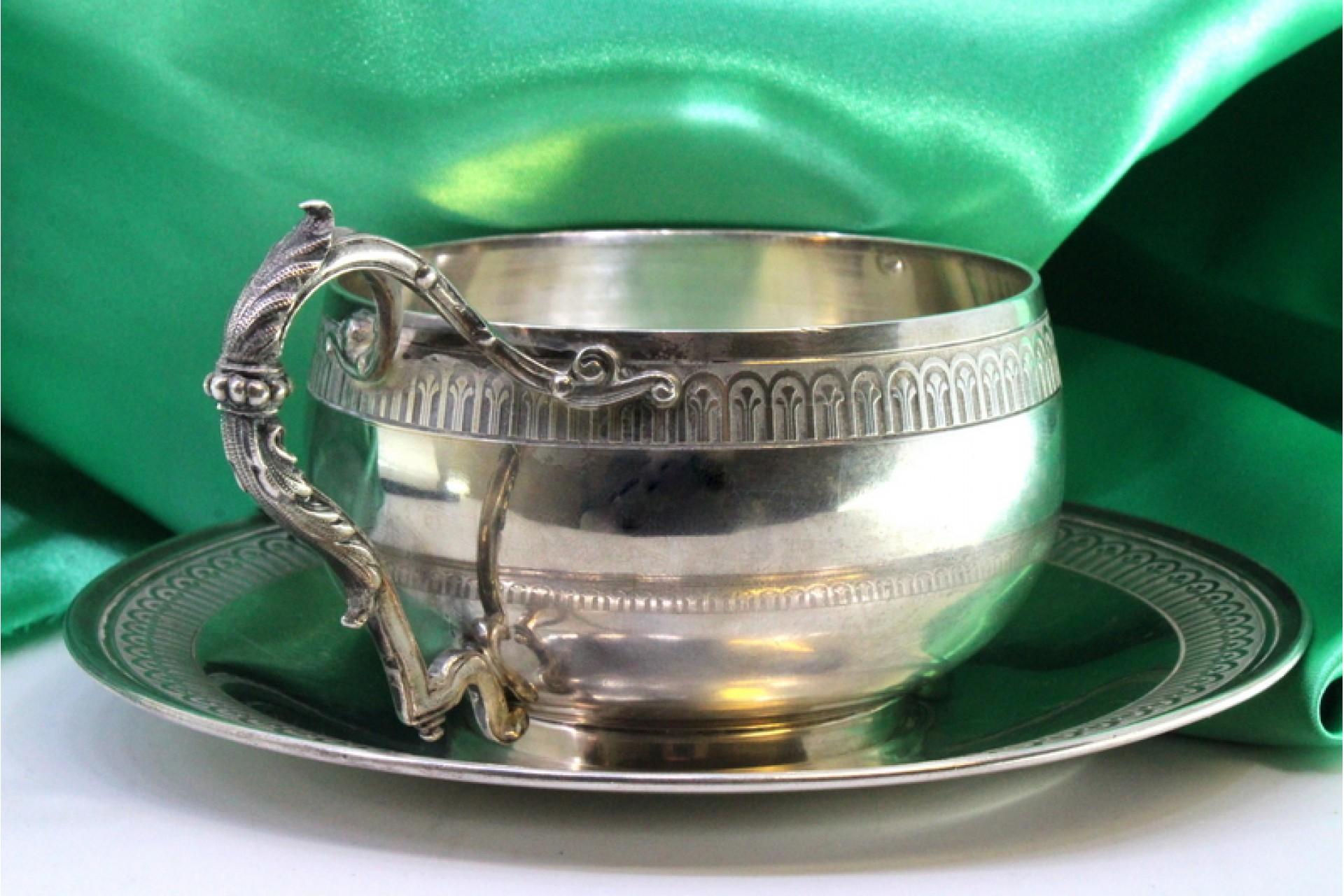 Silver cup and saucer with raised friezes on the edge and cut-out handle (19. Jahrhundert) im Angebot