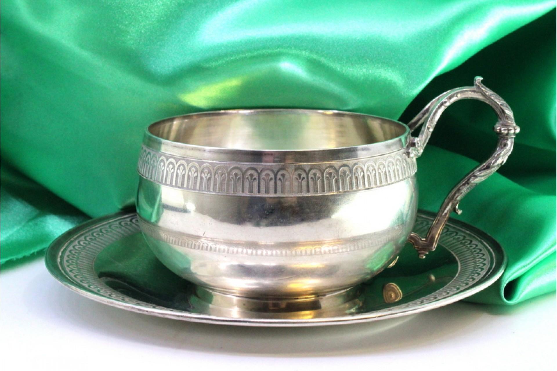 Silver cup and saucer with raised friezes on the edge and cut-out handle (Silber) im Angebot