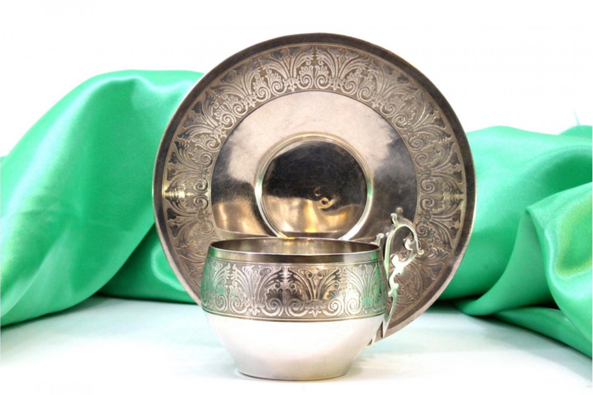 Silver cup and saucer with reliefs and cutouts on the handles im Zustand „Gut“ im Angebot in Porto, PT