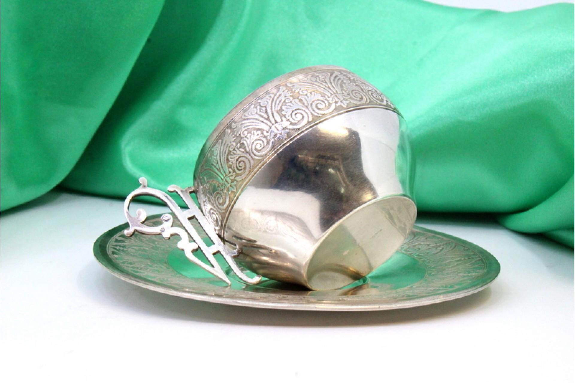 Silver cup and saucer with reliefs and cutouts on the handles (19. Jahrhundert) im Angebot
