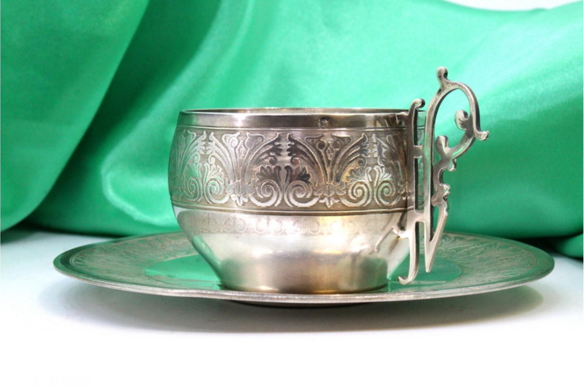 Silver cup and saucer with reliefs and cutouts on the handles (Silber) im Angebot