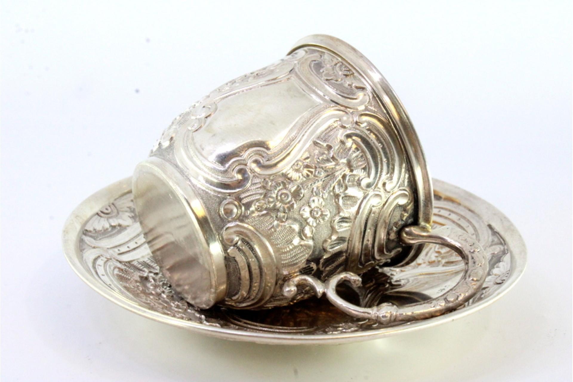 Silver cup and saucer with reliefs and gold interior In Good Condition For Sale In Porto, PT