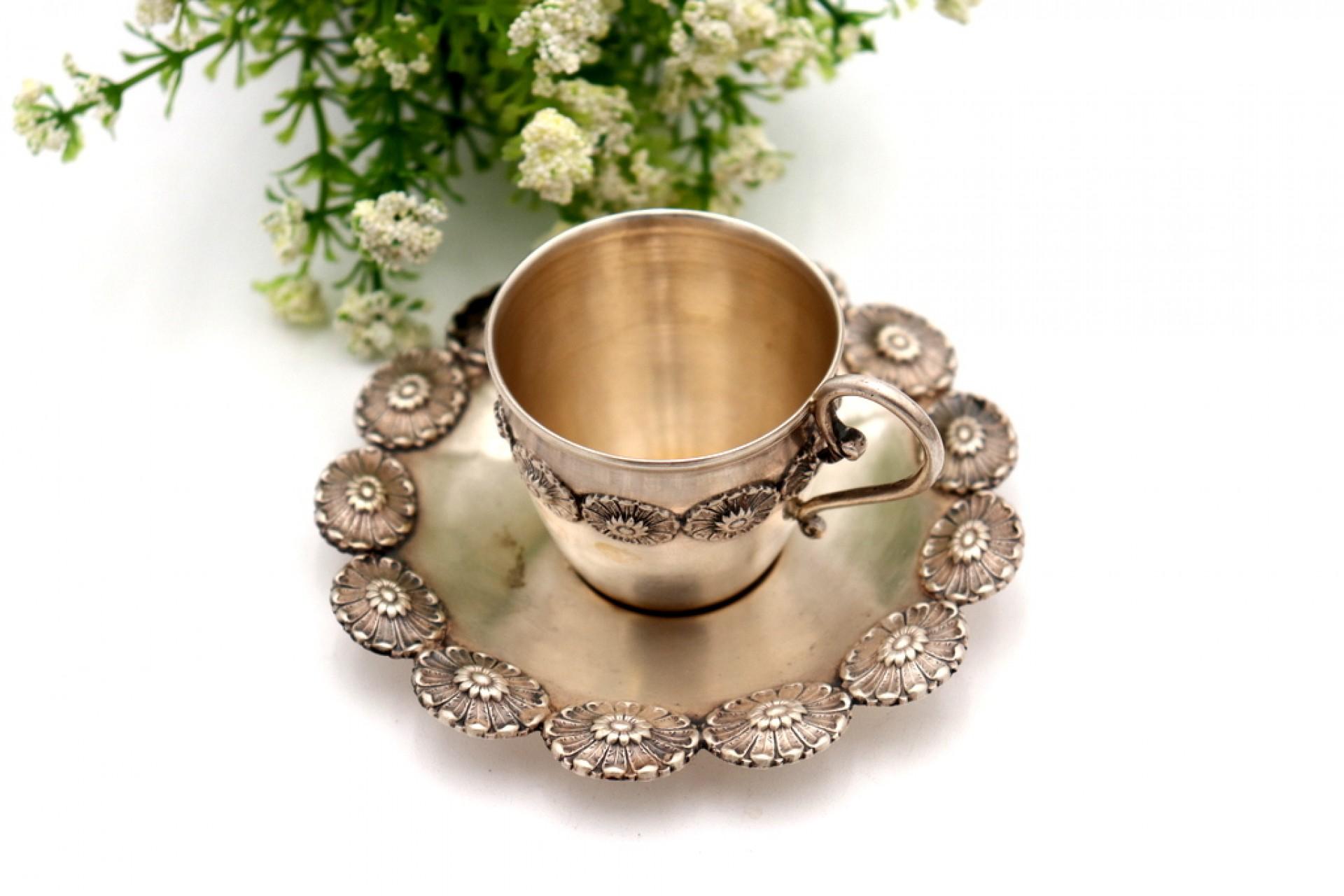 Silver cup and saucer with reliefs In Good Condition For Sale In Porto, PT