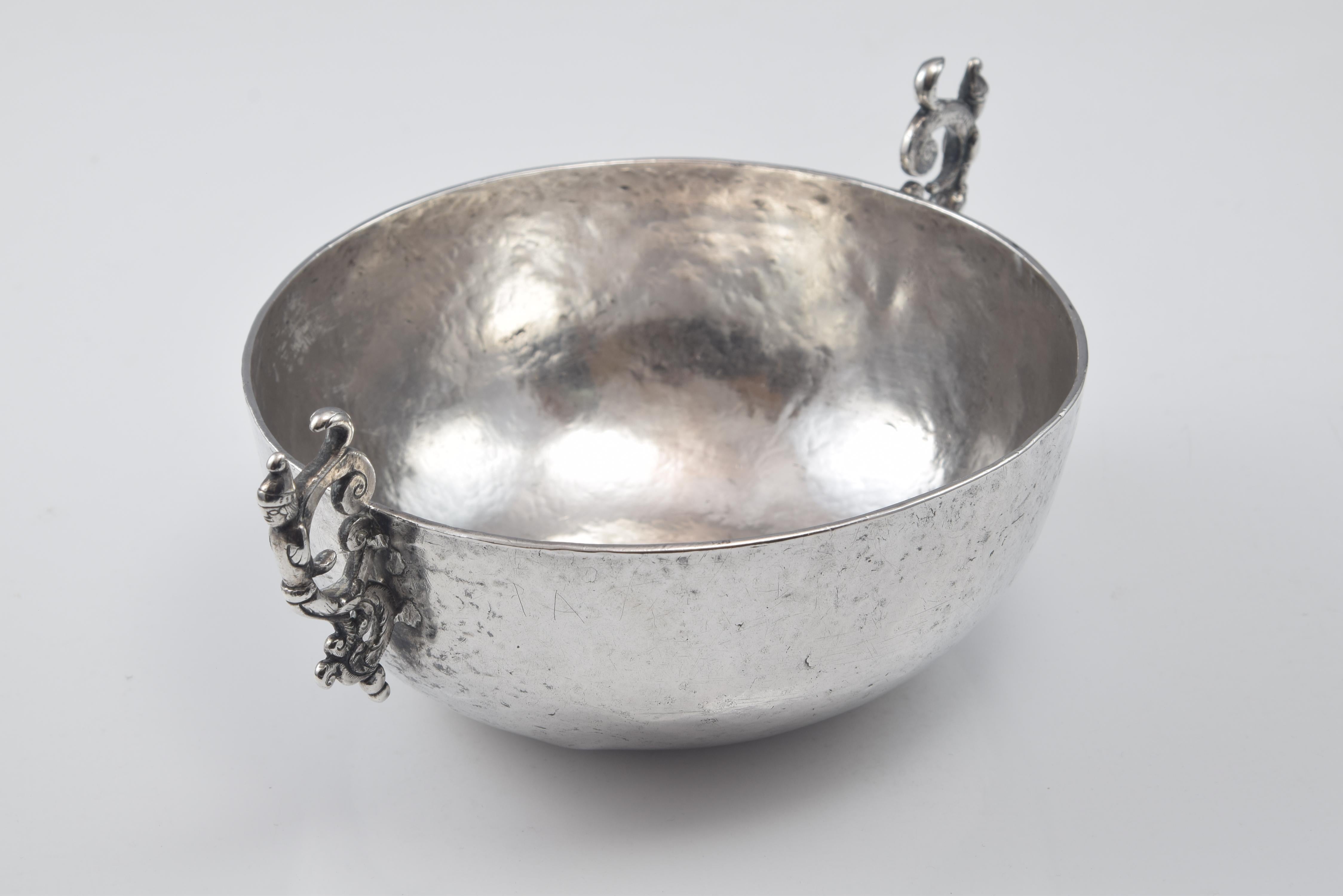 Bernegal silver. Peru, 17th century.
Trembling or catavinos made of silver in its color, handles in the form of 