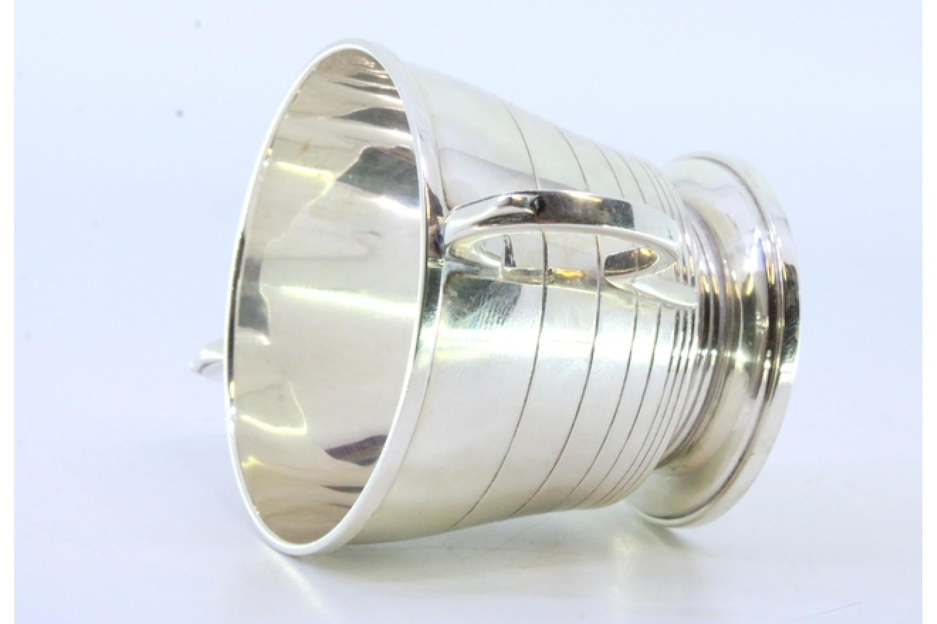 Silver cup with edge friezes, two applied handles and circular base Europeo en venta
