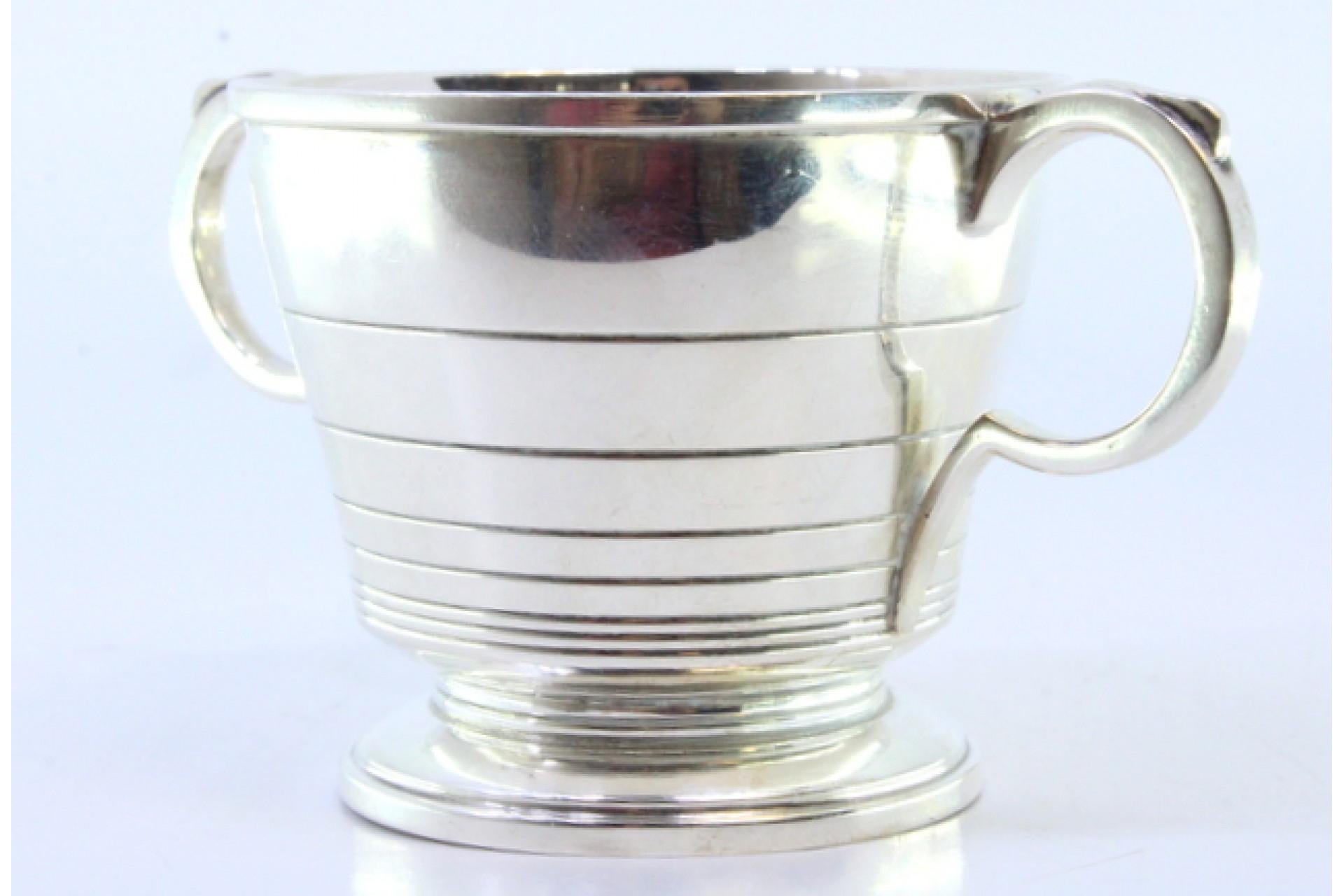 Silver cup with edge friezes, two applied handles and circular base en Bueno estado para la venta en Porto, PT
