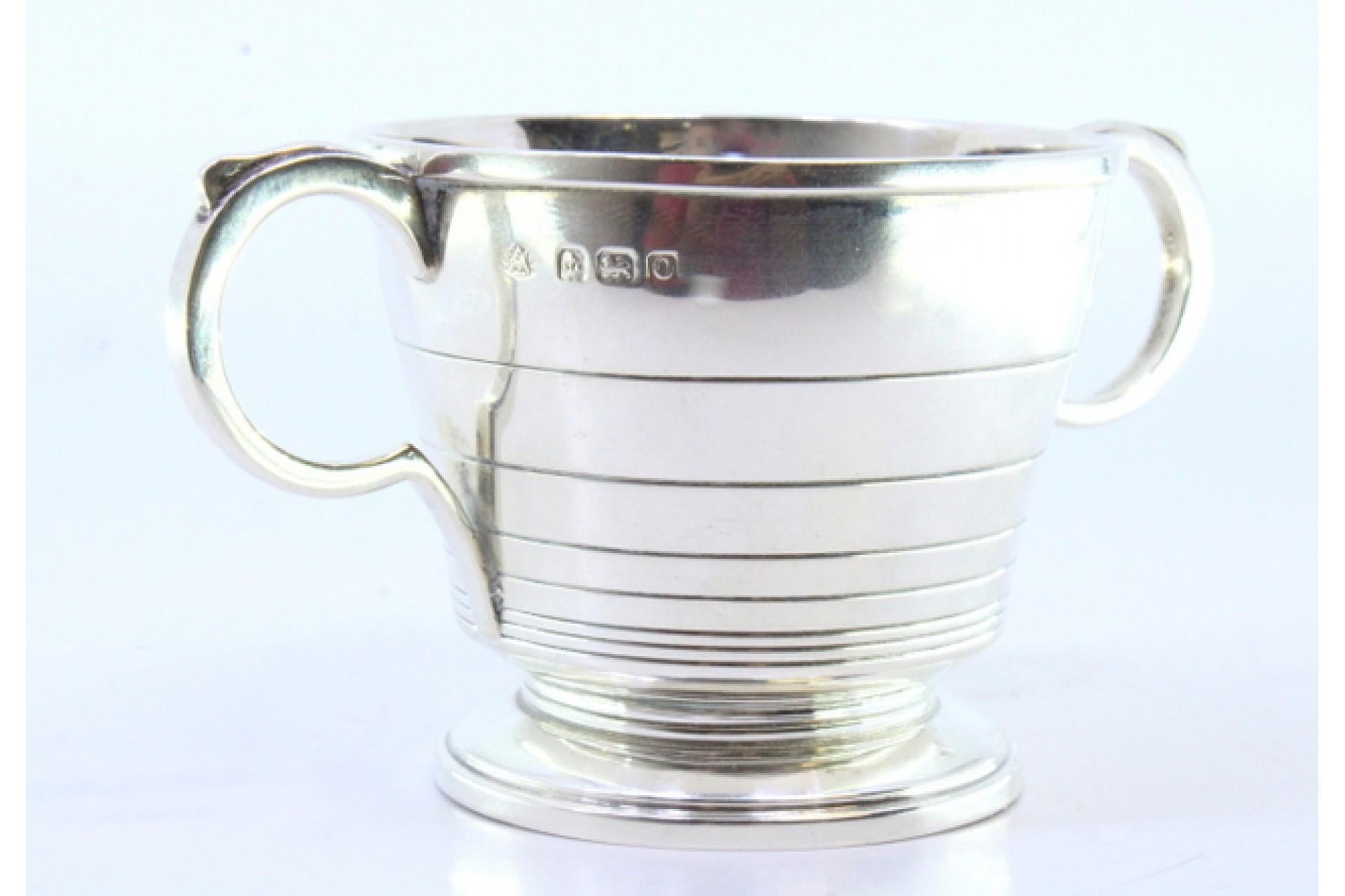 Silver cup with edge friezes, two applied handles and circular base siglo XX en venta