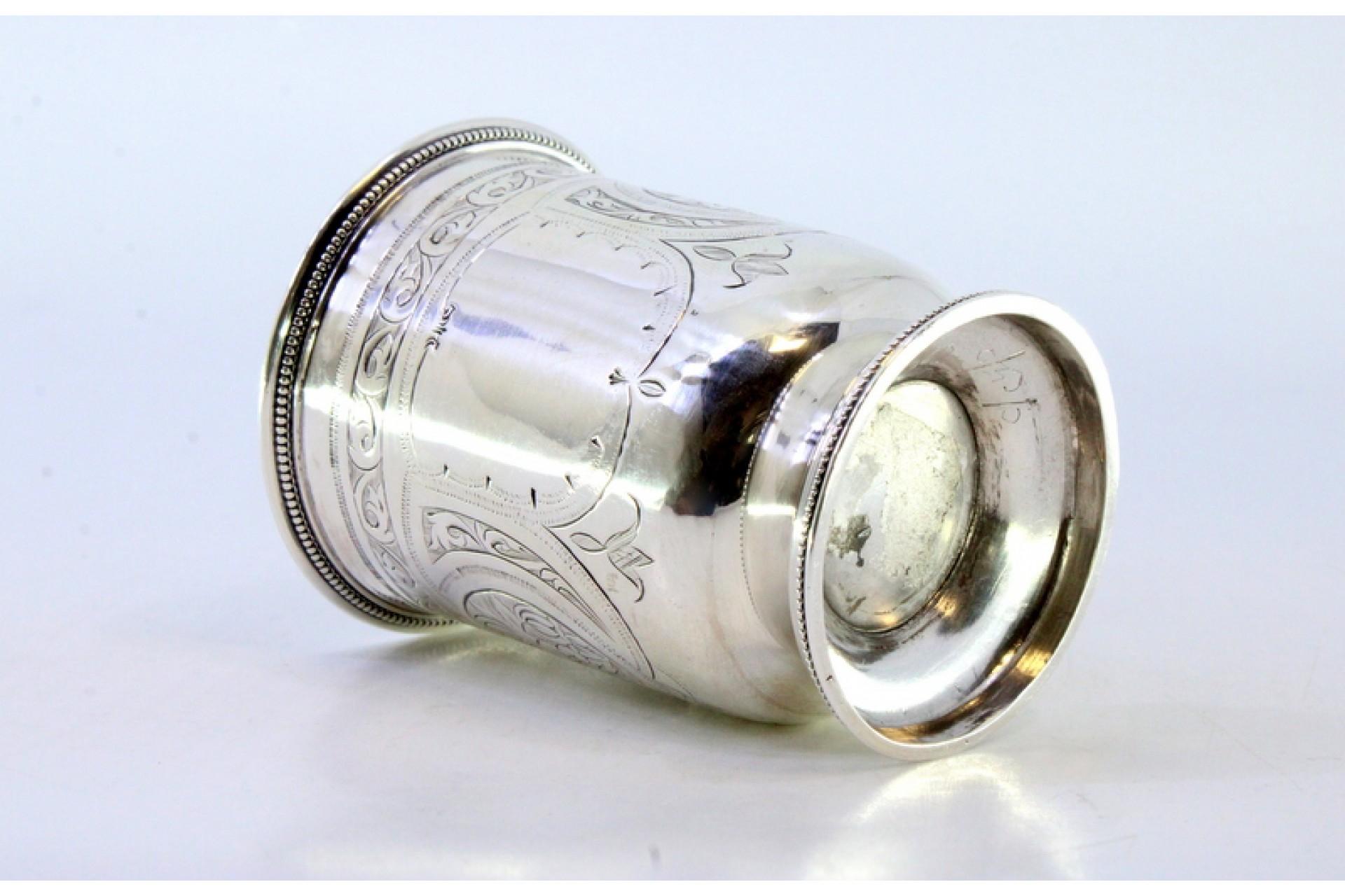 Européen Silver cup with engraved monogram cartouche and acanthus-covered handle en vente