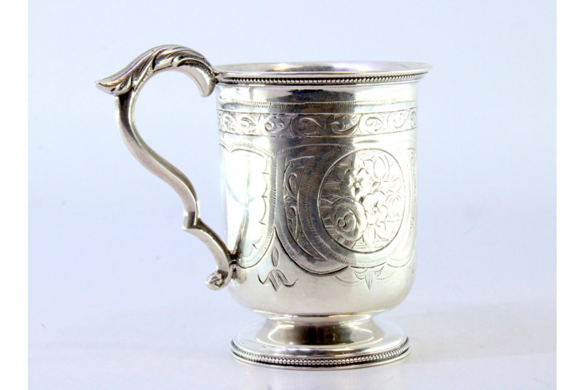 XIXe siècle Silver cup with engraved monogram cartouche and acanthus-covered handle en vente