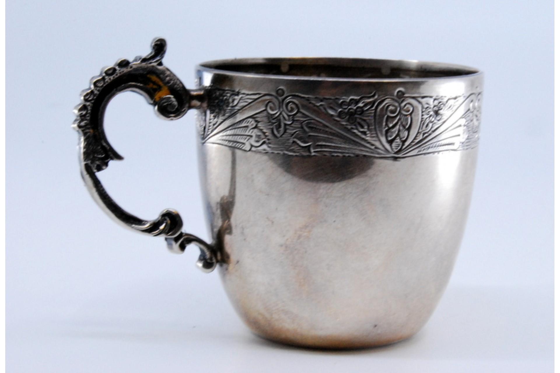 Européen Silver cup with engraving on the bowl and reliefs on the handle en vente
