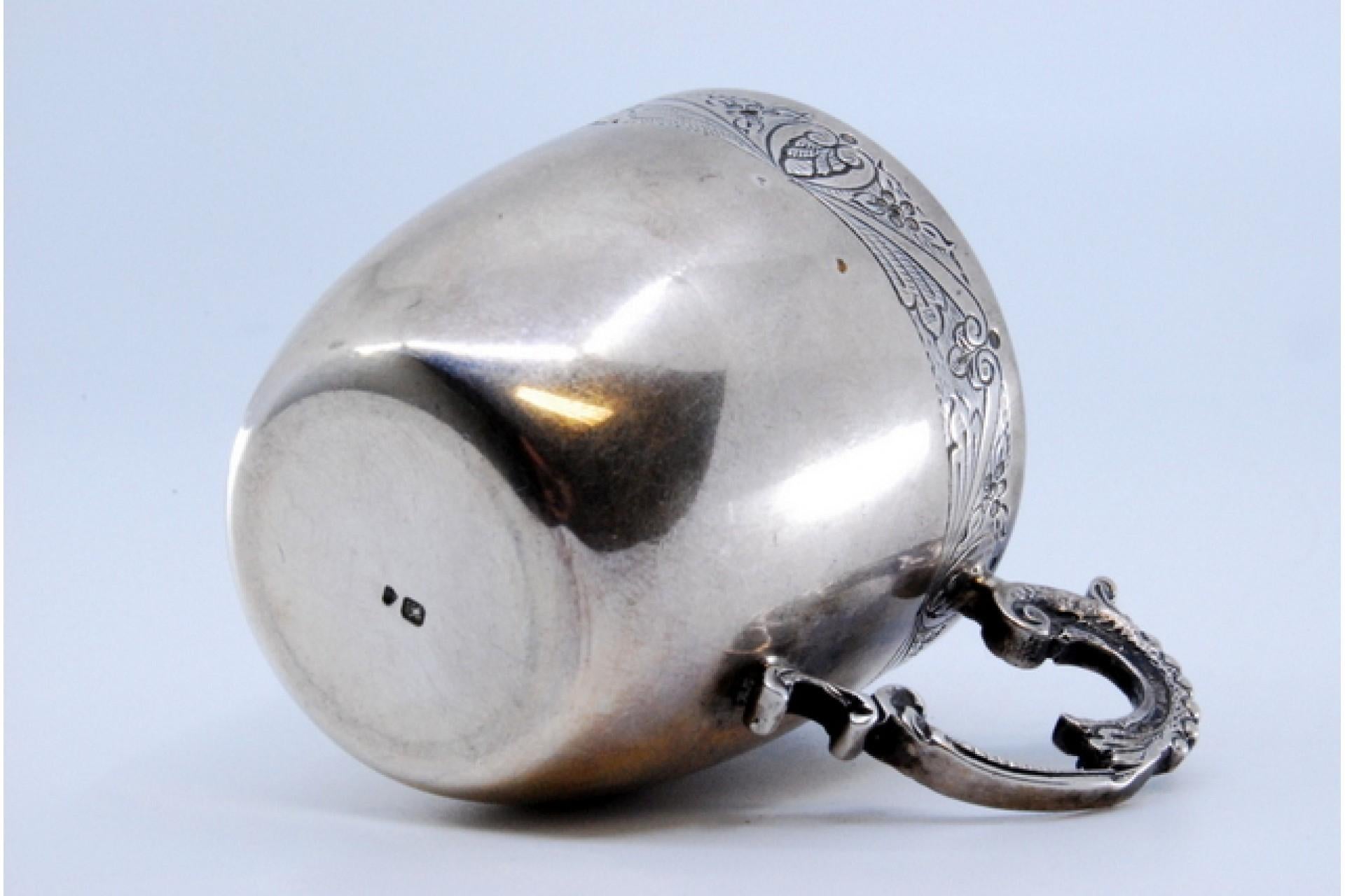 Silver cup with engraving on the bowl and reliefs on the handle Bon état - En vente à Porto, PT