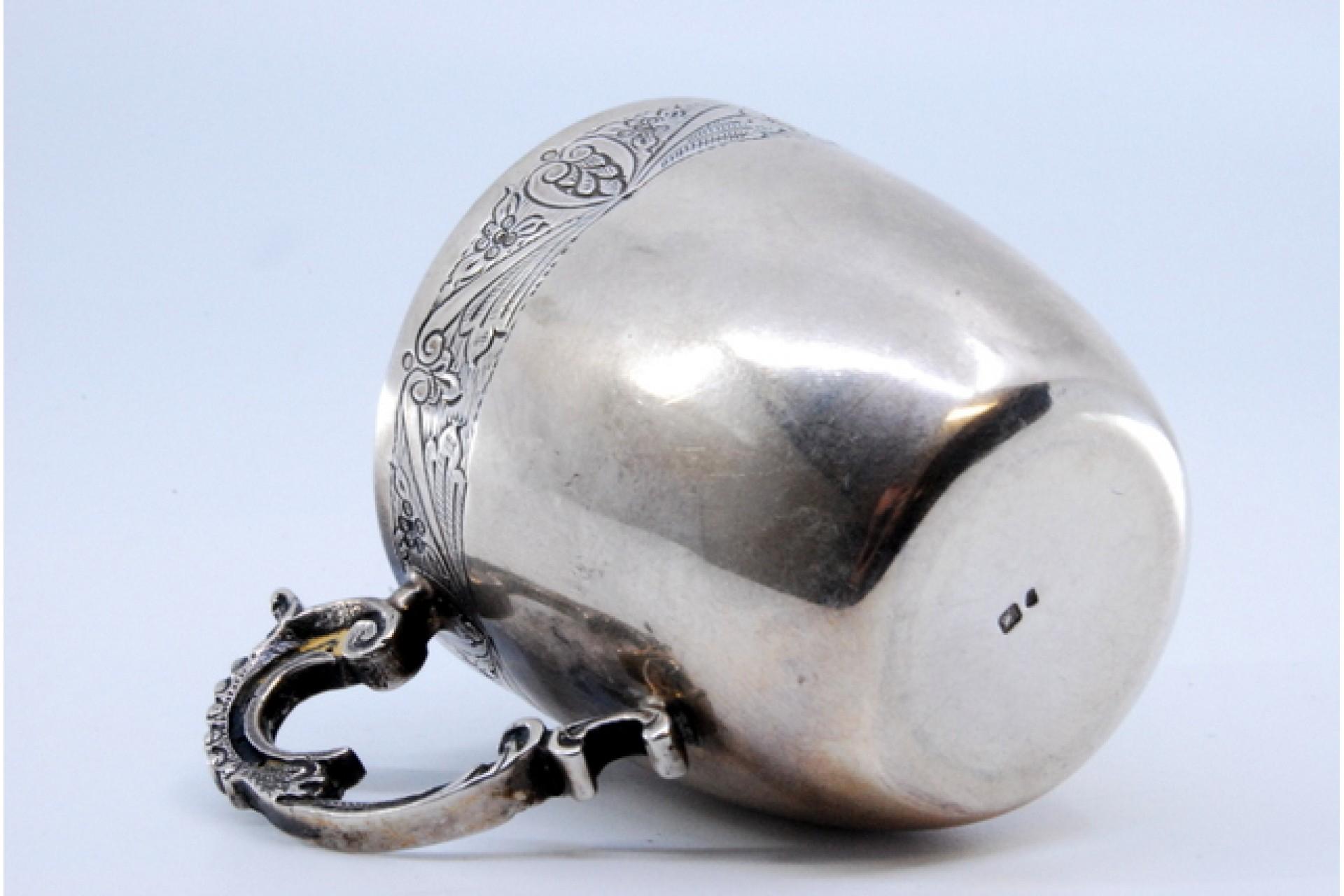 20ième siècle Silver cup with engraving on the bowl and reliefs on the handle en vente