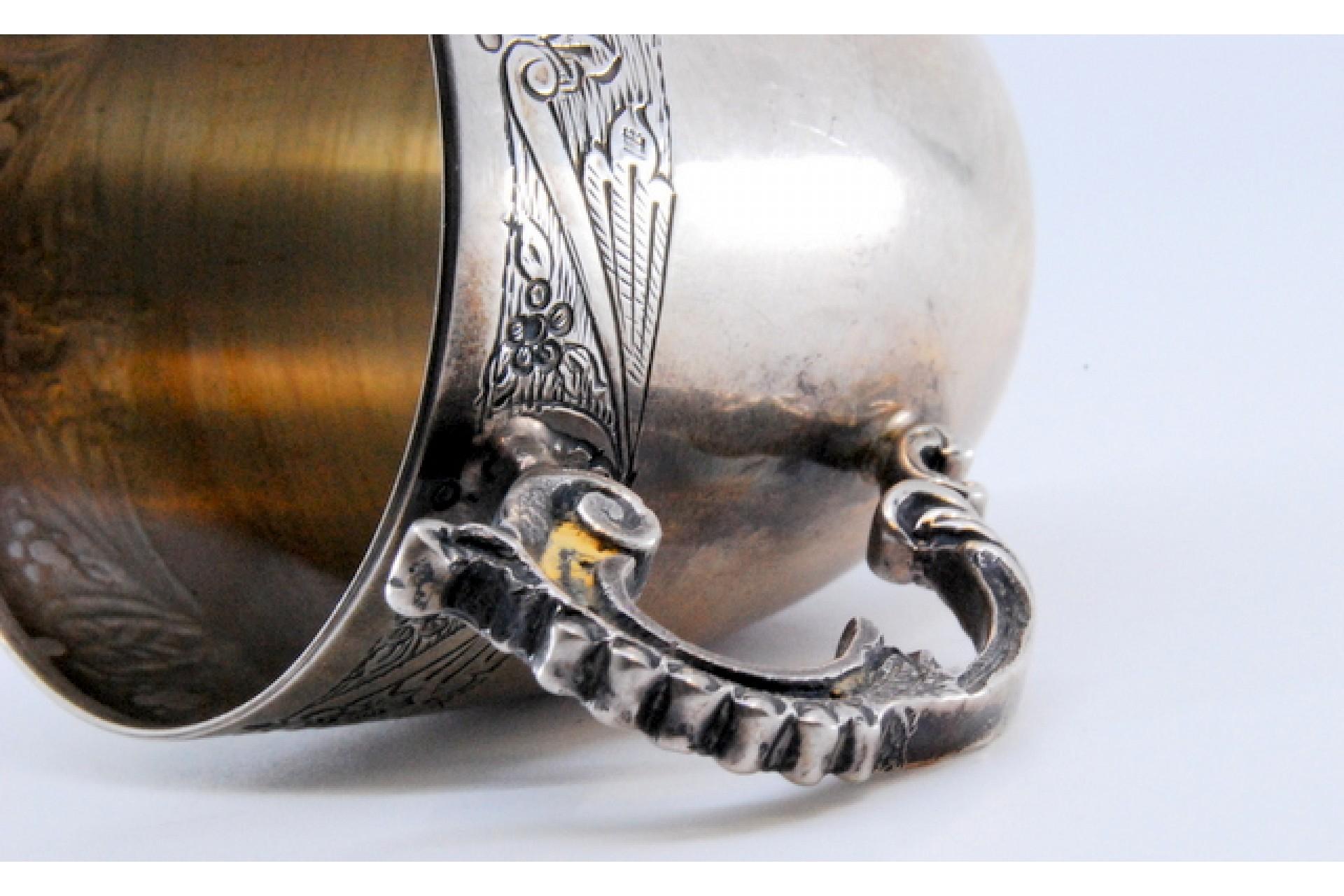 Argent Silver cup with engraving on the bowl and reliefs on the handle en vente