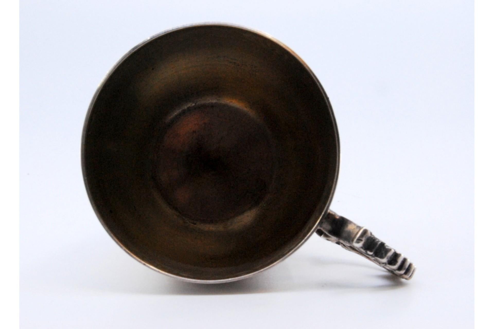 Silver cup with engraving on the bowl and reliefs on the handle en vente 1