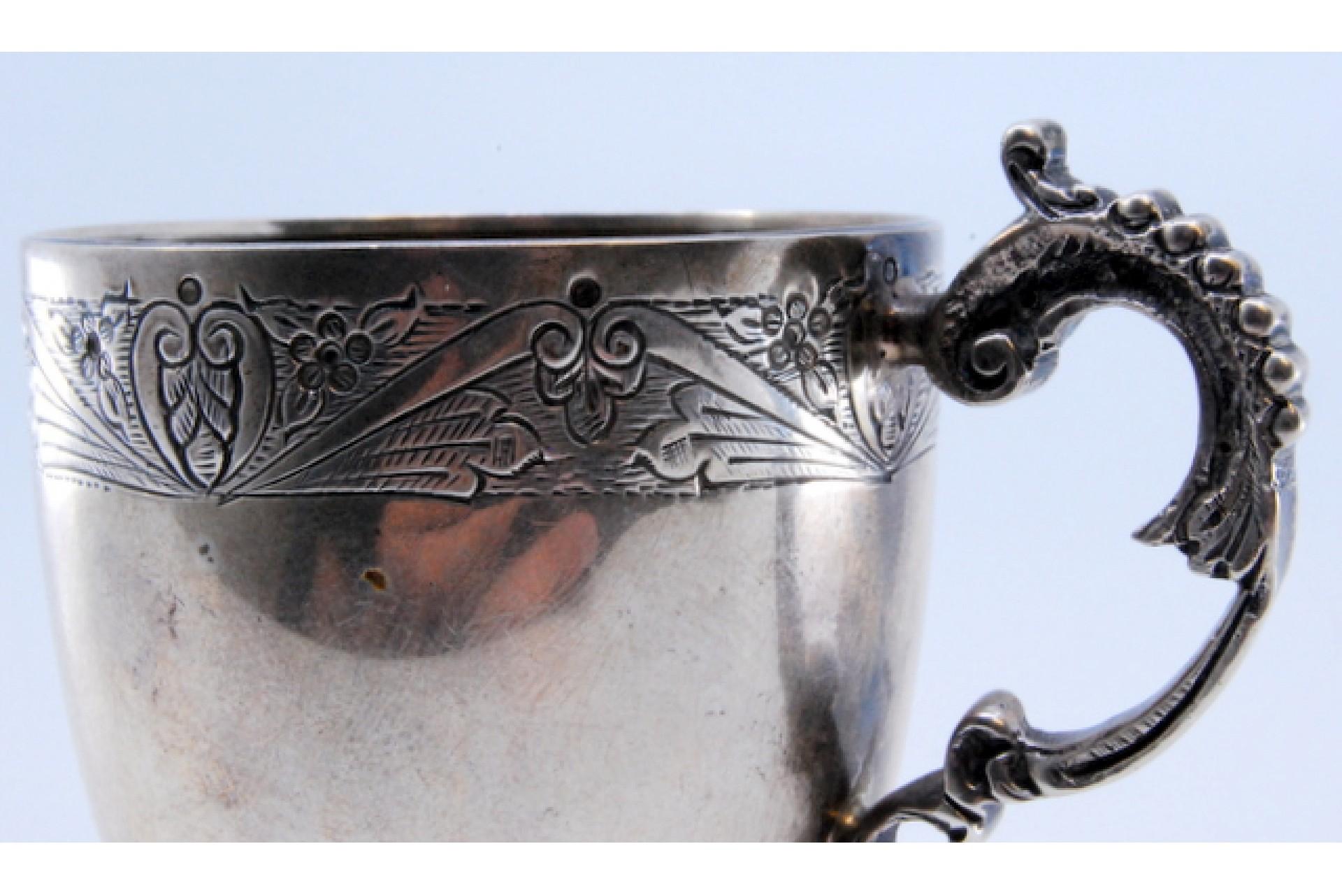Silver cup with engraving on the bowl and reliefs on the handle en vente 2