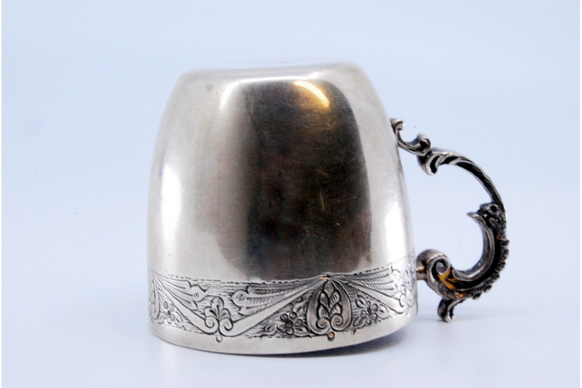 Silver cup with engraving on the bowl and reliefs on the handle en vente 3