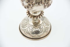 Coupe en argent avec motifs floraux