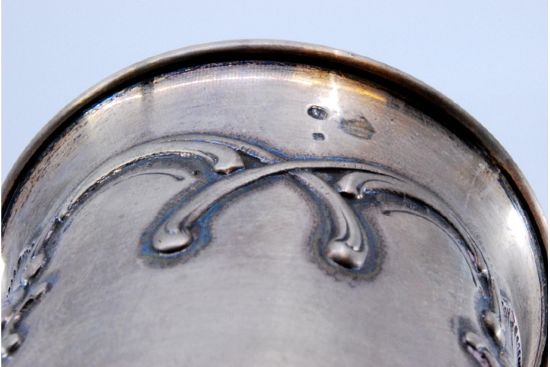 Description: Silver cup with flower and leaf reliefs on the edge. Metal: Silver. Origin: Portuguese. Brand: javali II Title . Weight: 75.02 grams. Dimensions: 9x4.9cm. Content: 833/1000. Assay Mark: Yes, between 1887 and 1937. Additional