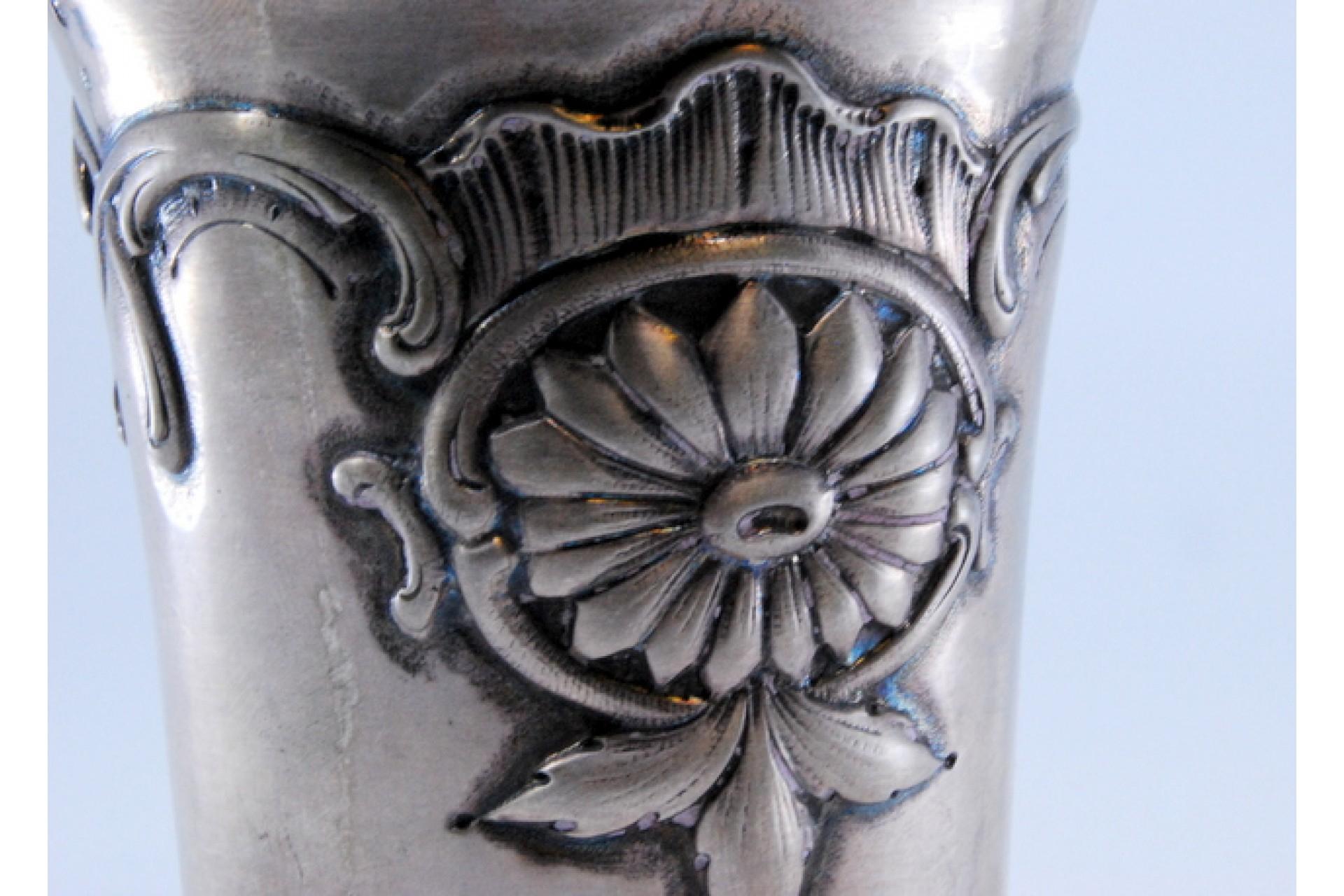 Silver cup with flower and leaf reliefs on the edge Europeo en venta