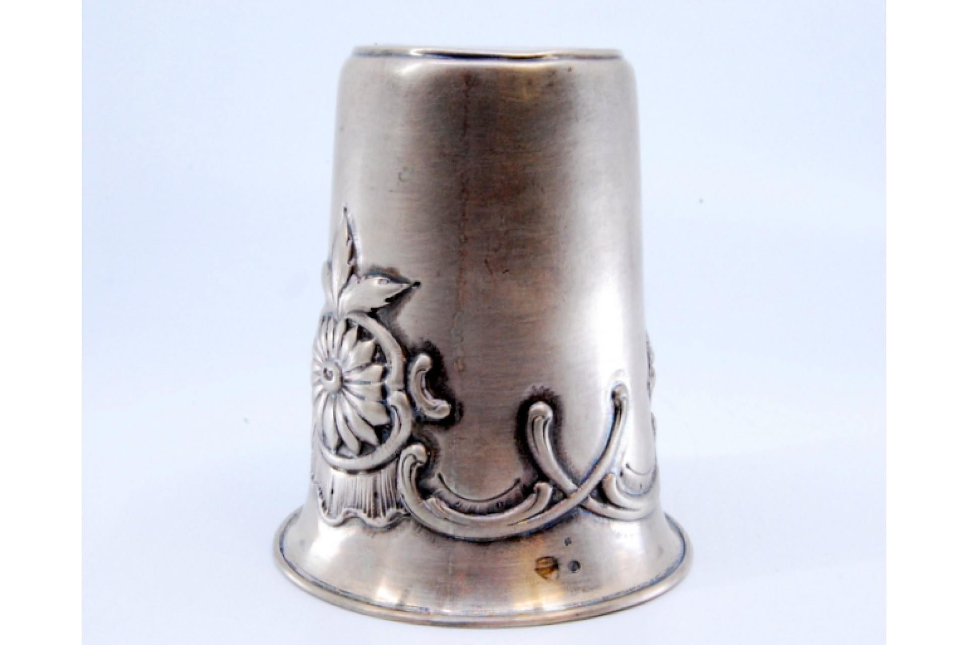 Silver cup with flower and leaf reliefs on the edge siglo XIX en venta