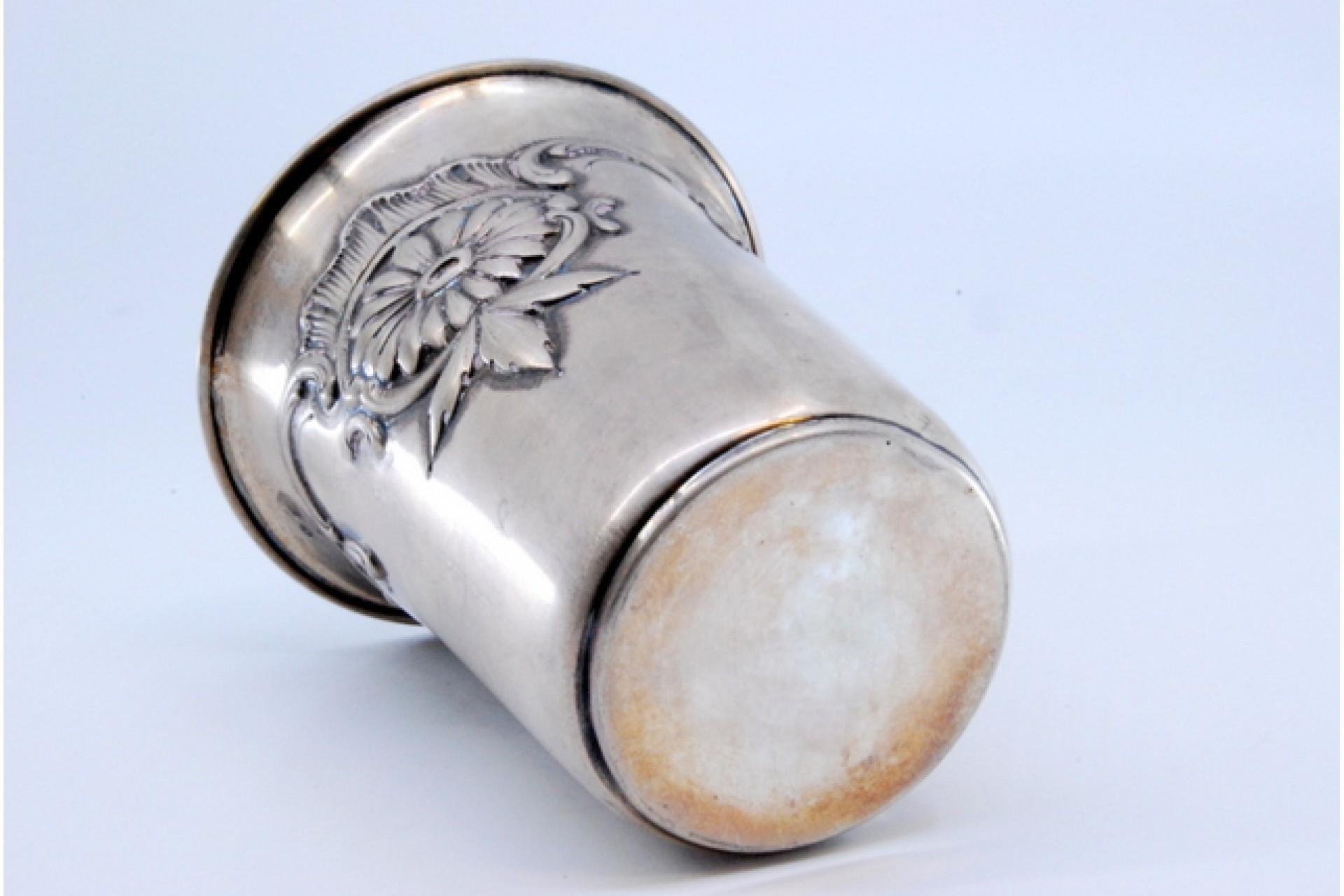 Silver cup with flower and leaf reliefs on the edge en venta 1