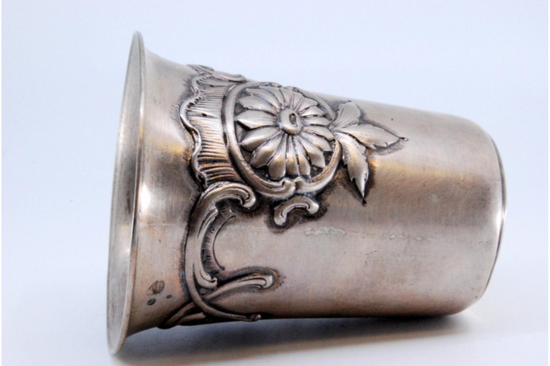 Silver cup with flower and leaf reliefs on the edge en venta 2