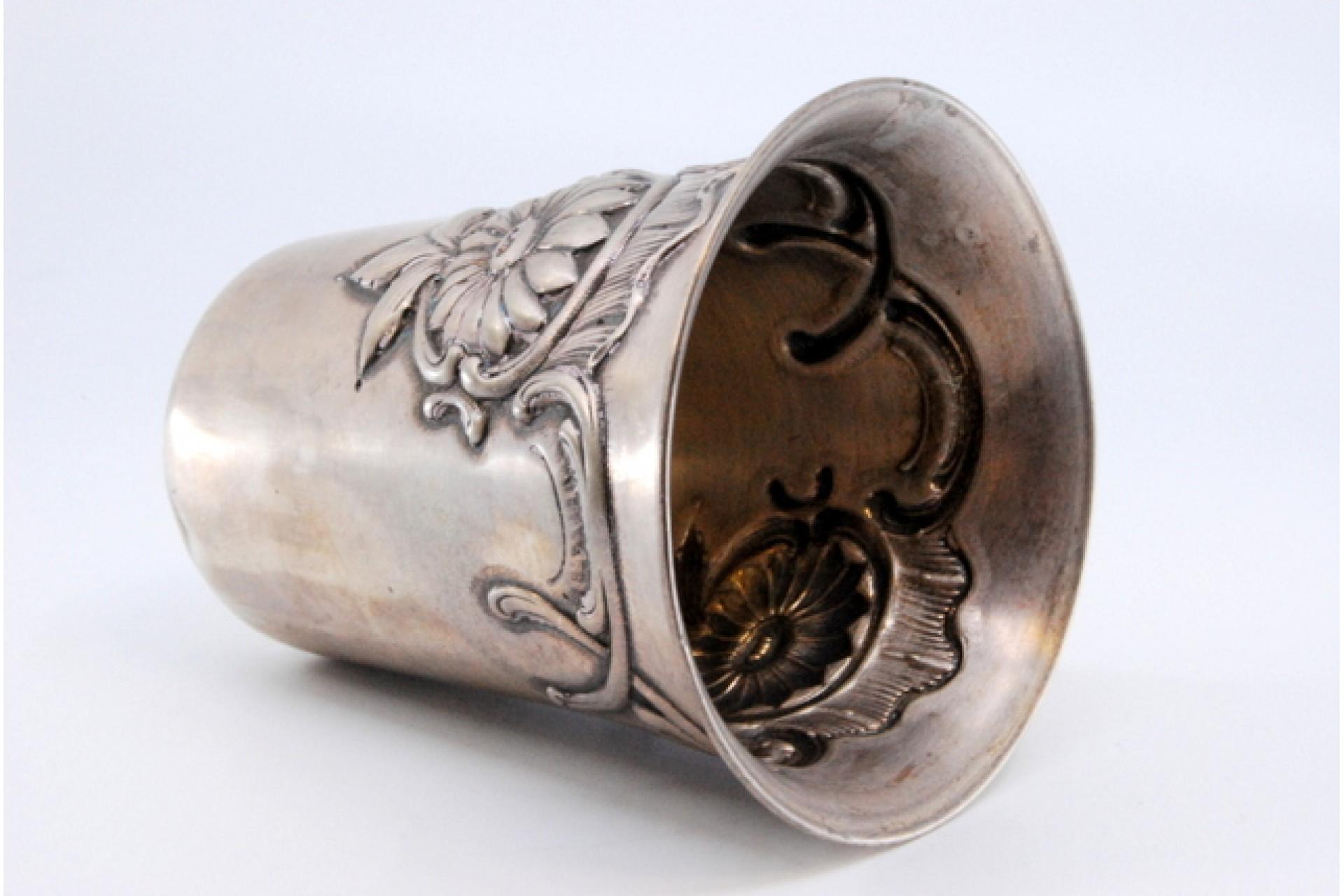 Silver cup with flower and leaf reliefs on the edge en venta 3