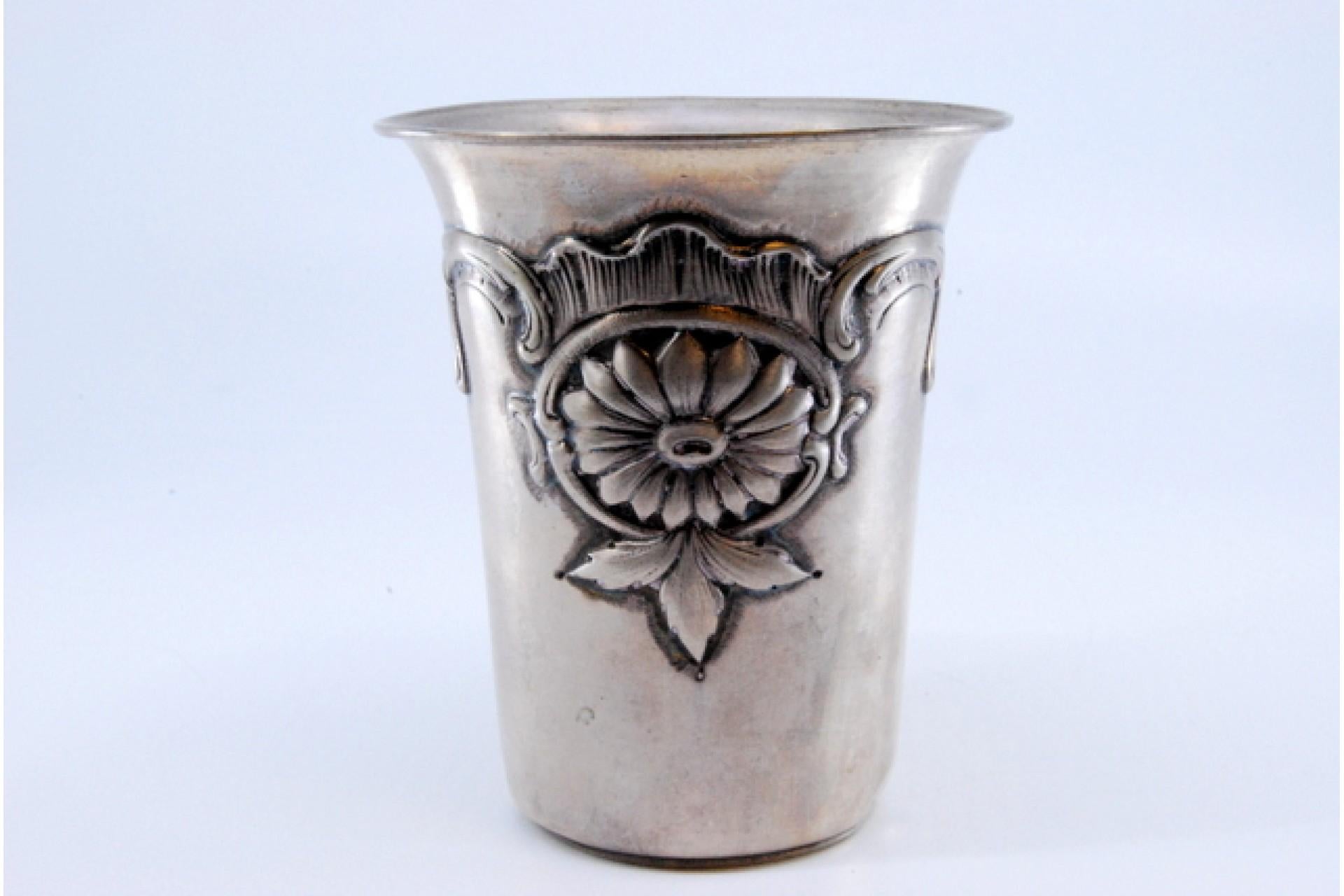 Silver cup with flower and leaf reliefs on the edge en venta 4