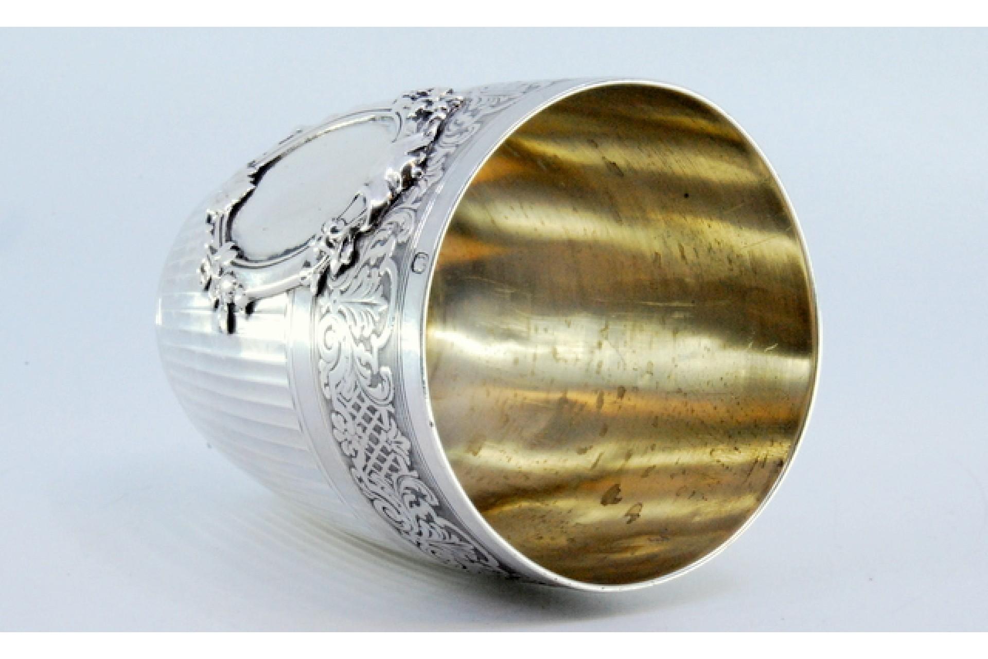 Description: Silver cup with fluted trim, garlands and monogram card. Metal: Silver. Origin: French. Brand: Tête Minerve. Weight: 77.76 grams. Dimensions: 7.5x5.6cm. Content: 950/1000. Assay Mark: Yes, since 1838. Additional information: Good